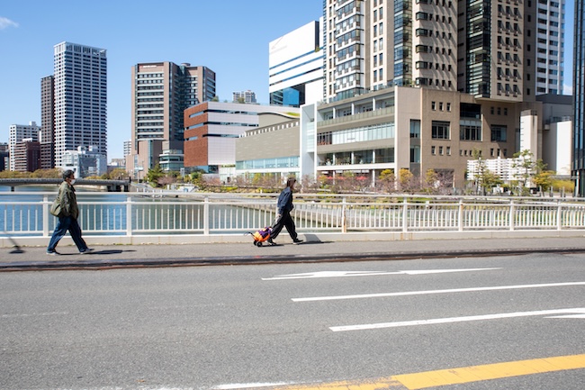 飯川雄大『デコレータークラブ―新しい観客』2022年、「感覚の領域　今、「経験する」ということ」展（国立国際美術館、大阪）と個展「デコレータークラブ：メイクスペース、ユーズスペース」（兵庫県立美術館）での連携実施、Photo: Takehiro Iikawa, courtesy of the artist