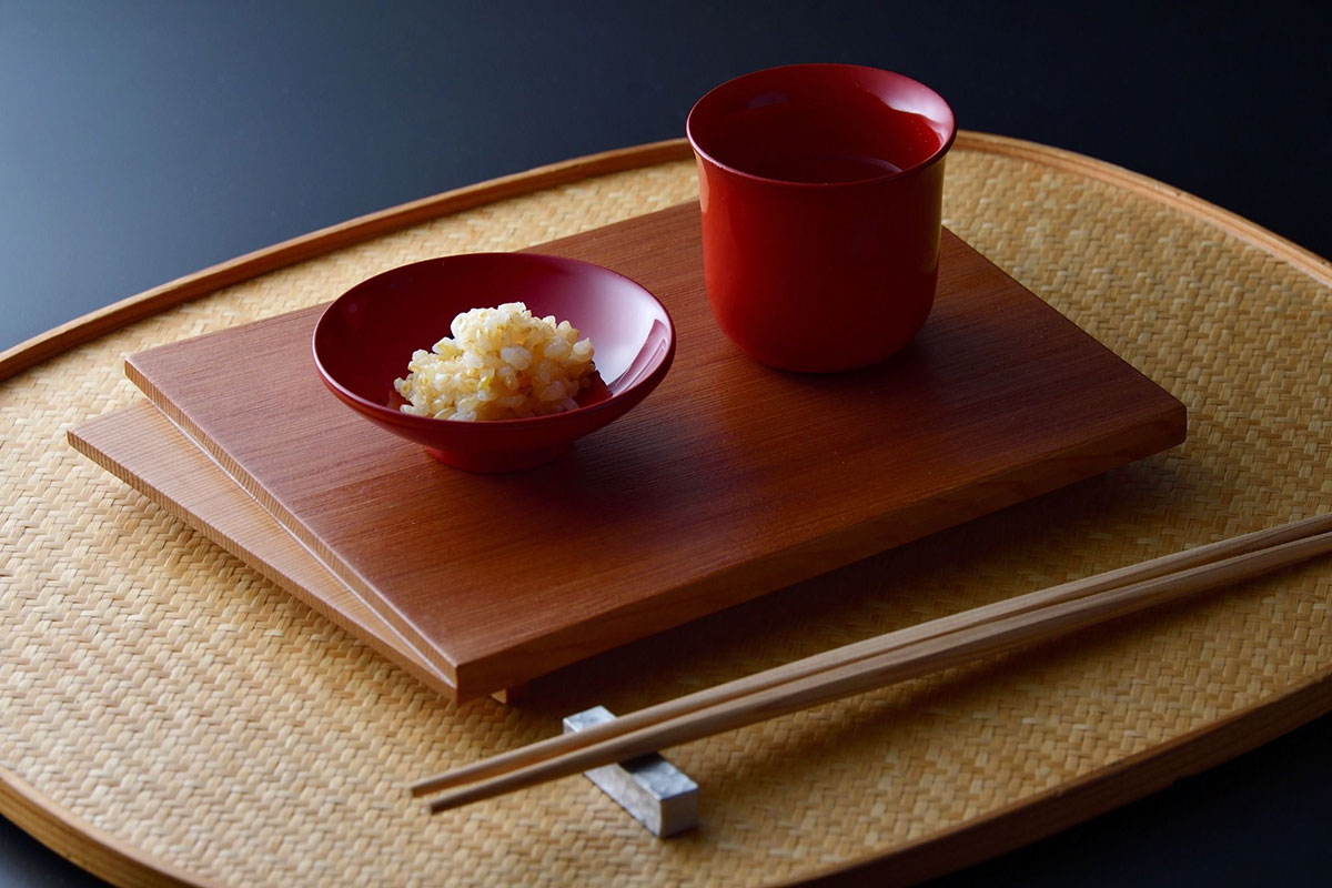 まず炊き立ての玄米と、一番出汁から。折敷や漆器など設えも学びになる。