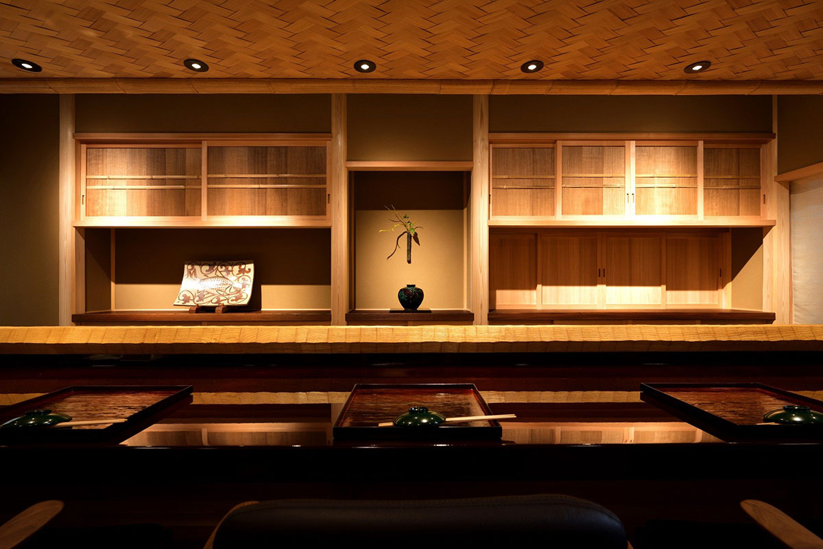 輪島塗のカウンターを配した宿内の料亭「つる幸 知新庵」。食事だけでの利用も可能。