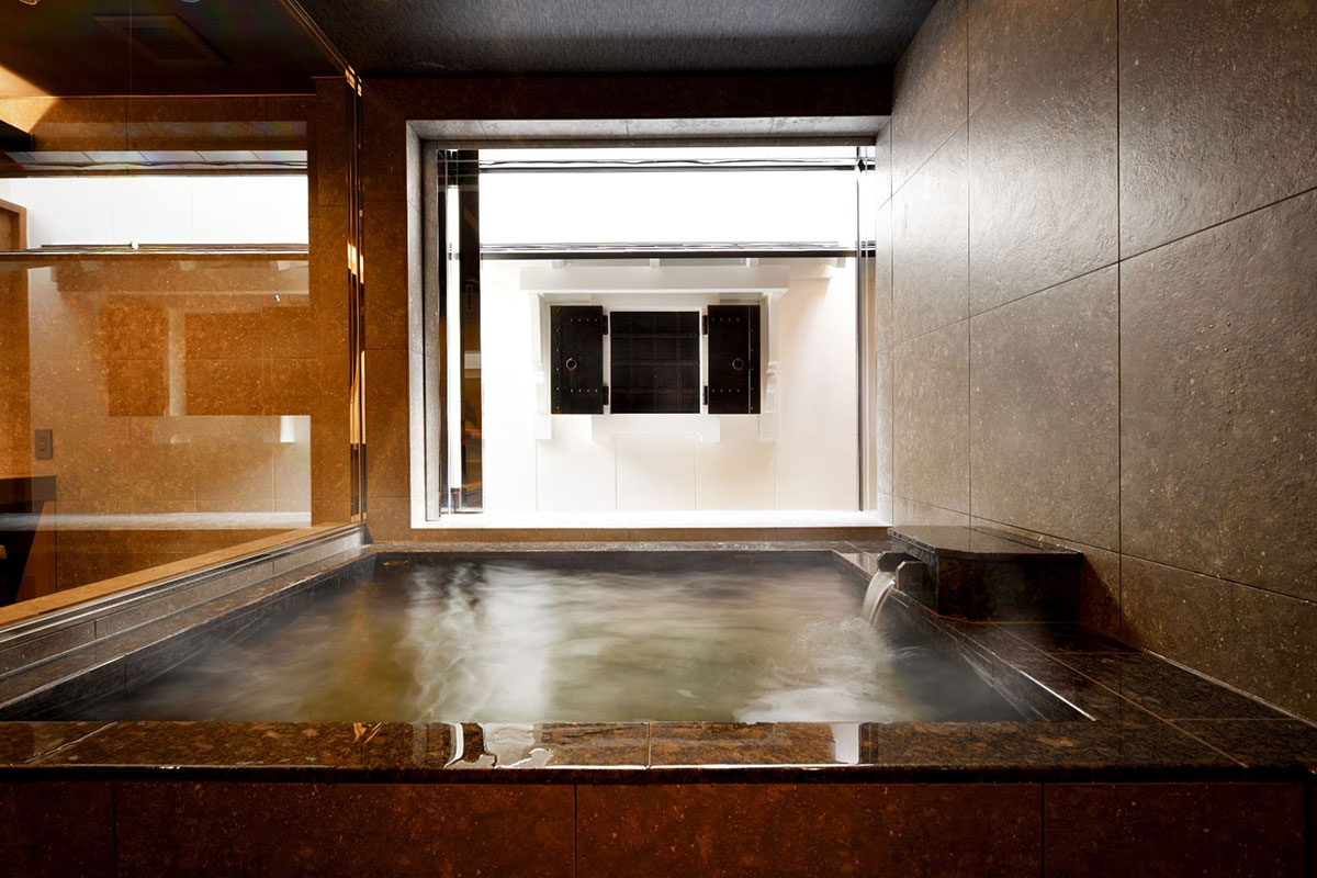 蔵に隣接しており、歴史ある風情のなか温泉を楽しめる。湯上がりのひとときのための、ビールやシャンパーニュ、人気の加賀れんこんチップスなども備えられている。