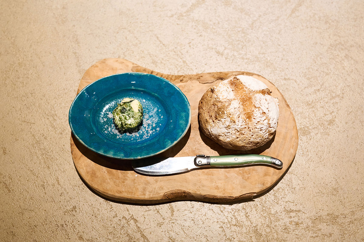 自家製あおさバターとカンパーニュ