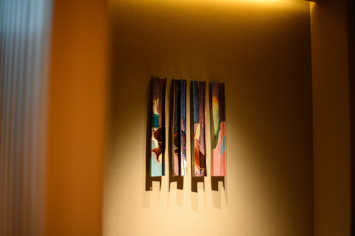 部屋に入ると、金沢の陶芸家、中村卓夫作品が出迎える。イタリアでも研鑽を積み、NYのメトロポリタン美術館には永久所蔵品も。