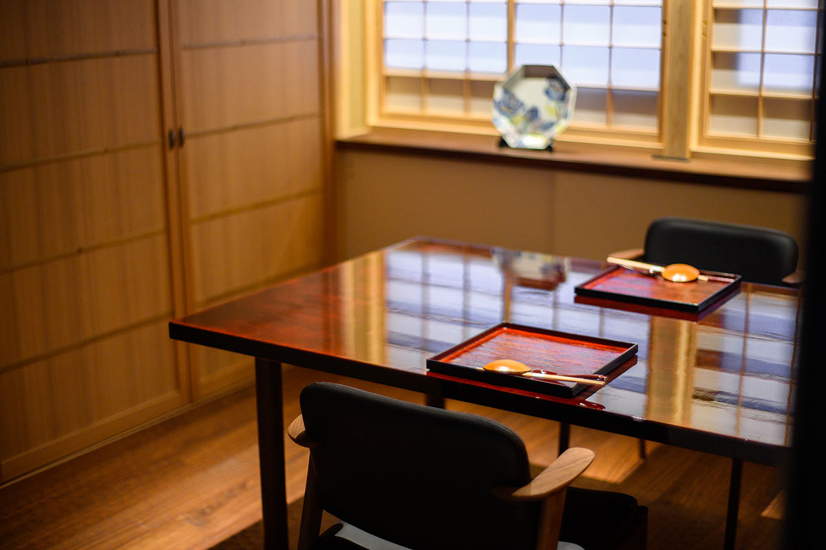 それぞれに部屋に備え付けられた食事のための専用ダイニング。キッチン付きで、挨拶とともに訪れる料理長が“できたて”を振る舞ってくれる。