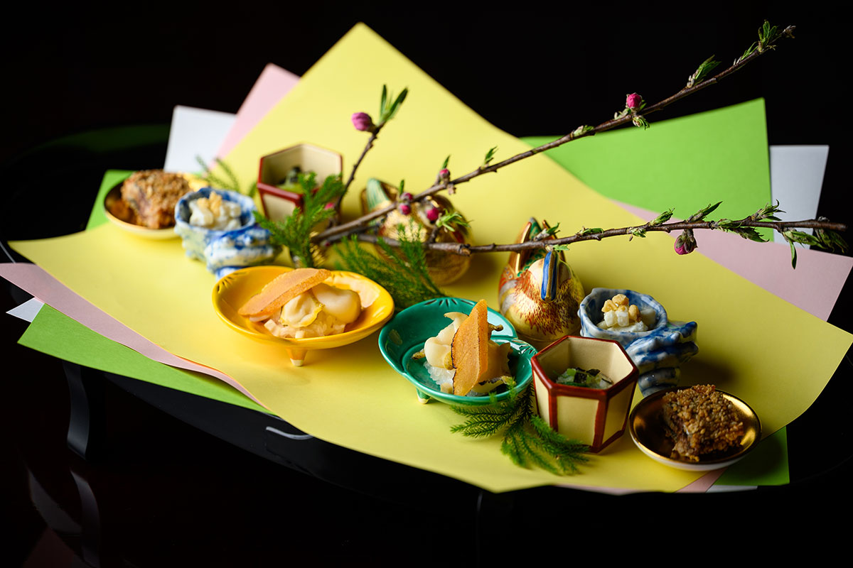 九谷焼のおしどりの器など、春の訪れを祝したかのような美しい八寸。こんか鰯やナマコの内臓を干した口子など、地元の珍味も取り入れている。