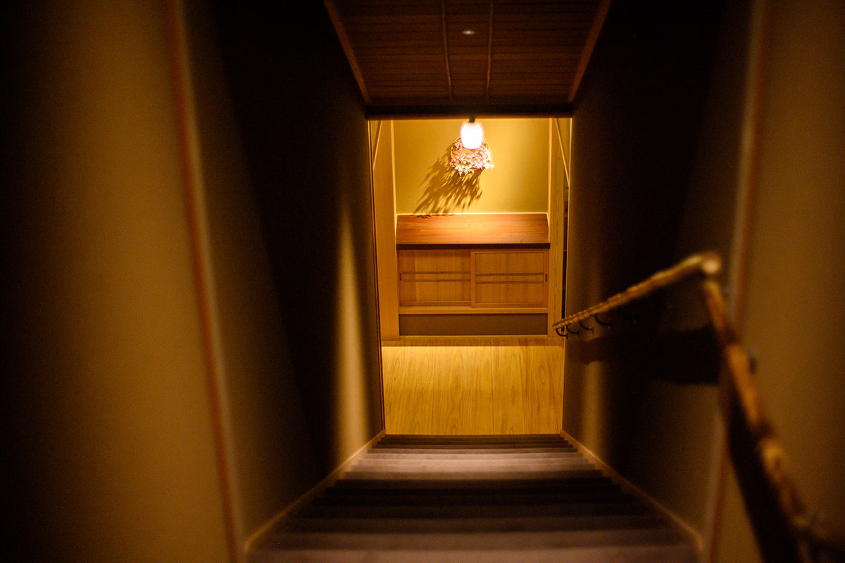 茶室と部屋をつなぐ館内の雰囲気。設えからも金沢らしい品格が漂う。