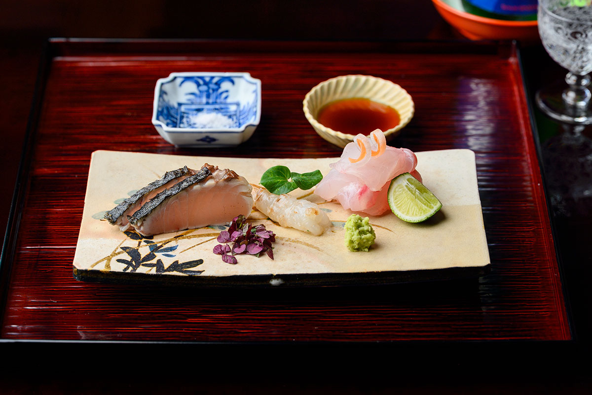 クエとは異なる白身の高級魚、アラ、ガスエビ、鰆と、石川の旬を味わうお造り。いずれの料理も素材が命なので、提供される食材は日毎に異なる。