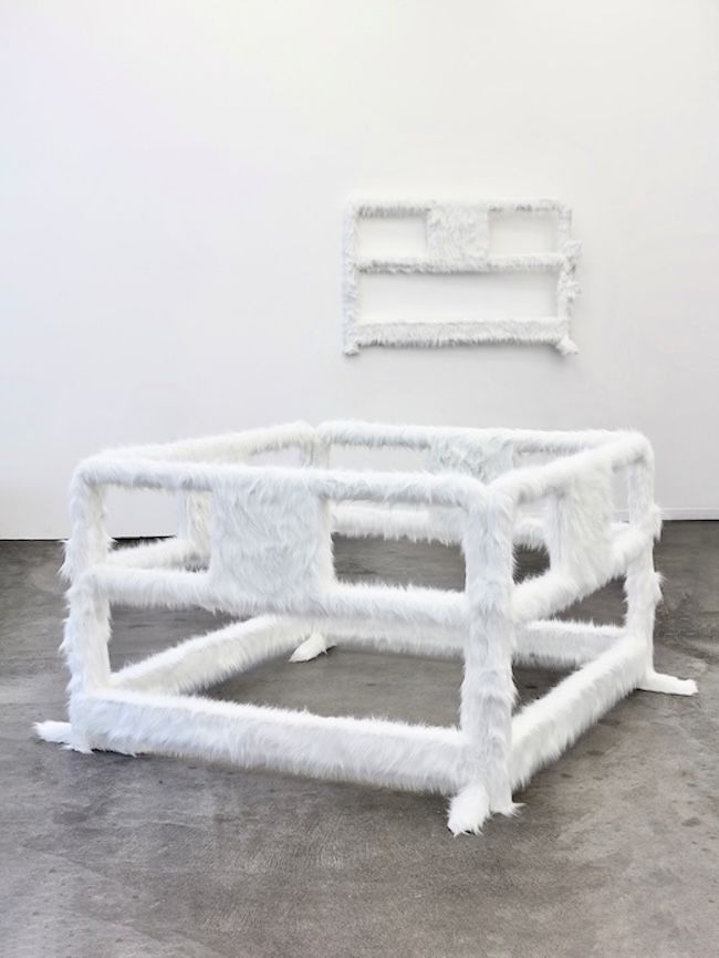 Front: Martin Margiela, “BARRIER Sculpture (white)”, 2024, polypropylene, synthetic fur, 100 x 150 x 150 cm. Back: Martin Margiela “BARRIER Mural (white)”, 2024, polypropylene, synthetic fur, 100 x 150 x 30 cm © Martin Margiela. Courtesy of Bernier/Eliades and Taka Ishii Gallery / Photo: “We Document Art”
