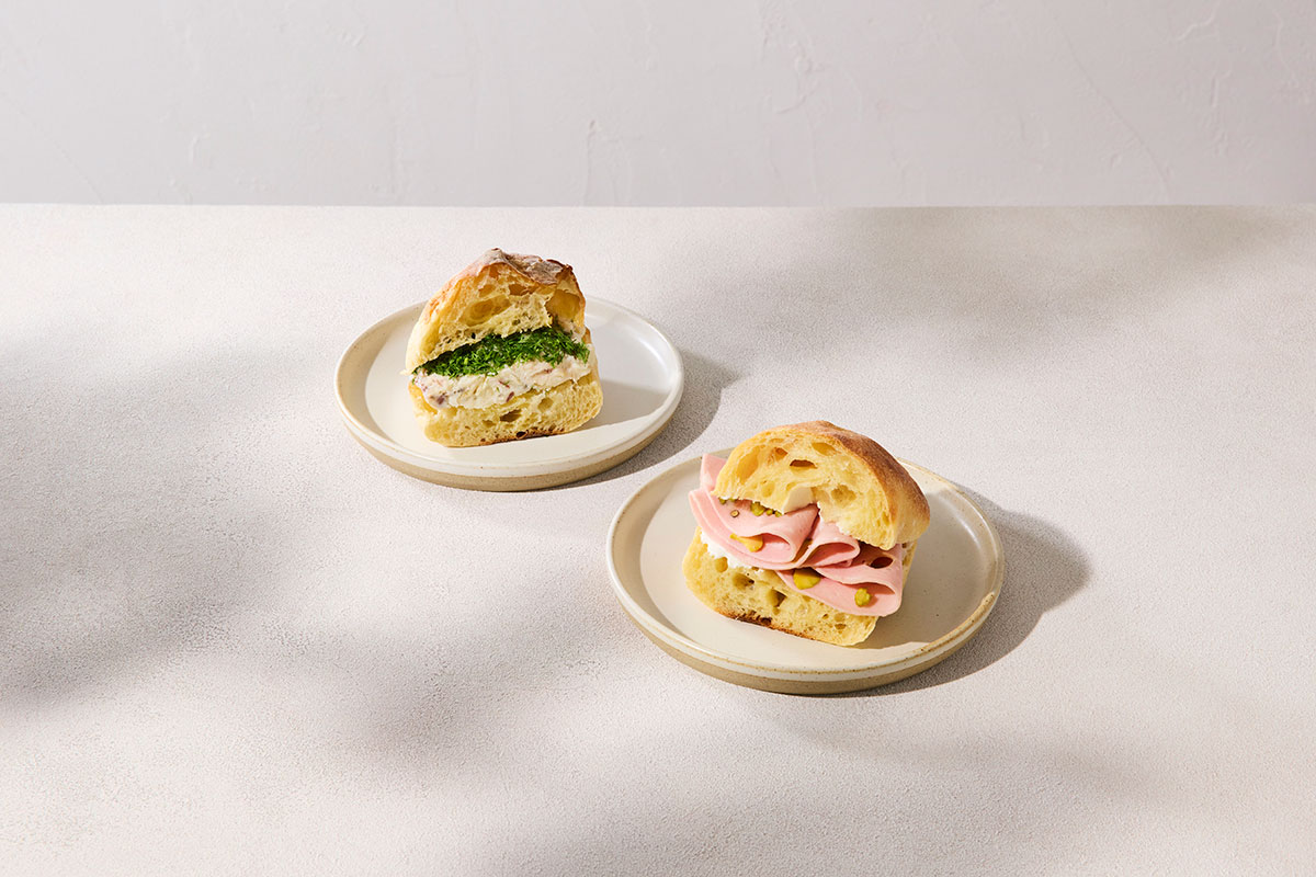 左：さばポテト サンドイッチ　¥980 右：ピスタチオハム and チーズサンドイッチ ¥920 ※原宿カフェ先行発売