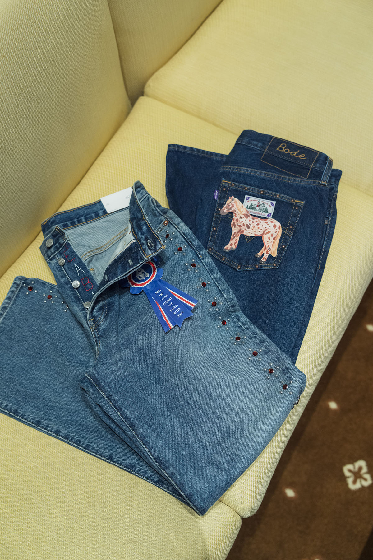 ビジュー付きデニム、スタッズ付きデニムともに￥72,600