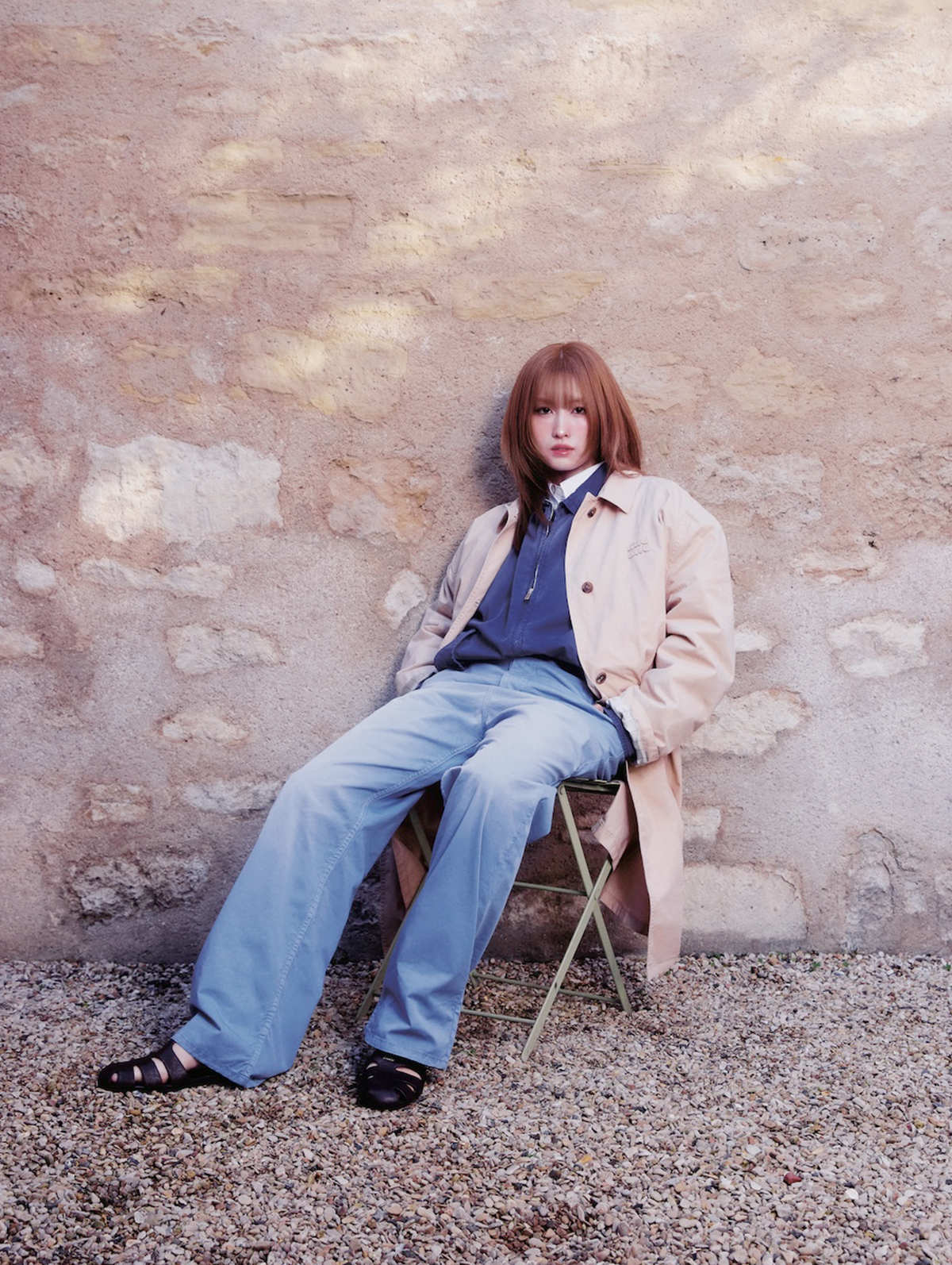 トレンチコート￥770,000　中に着たブルゾン￥517,000　シャツ￥158,400　パンツ￥236,500　シューズ￥176,000（すべて予定価格）／Miu Miu（ミュウミュウ クライアントサービス）