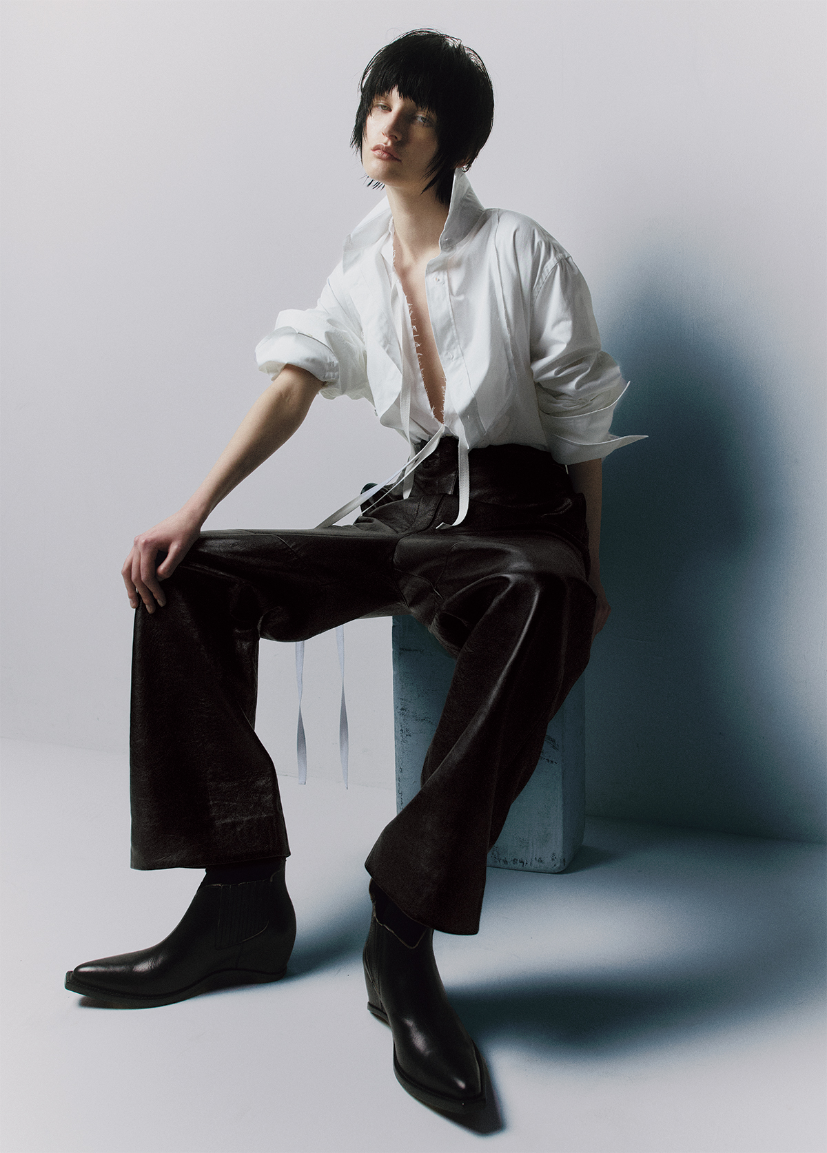 シャツ¥170,500　中に着たシャツ¥151,800　パンツ¥960,300　シューズ¥286,000／すべてMaison Margiela（マルジェラ ジャパン クライアントサービス）