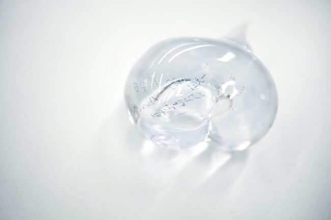 吹き出しを思わせるガラスのオブジェ『つぶやきのかたまり』シリーズ