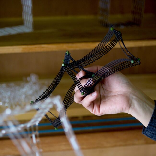 柔軟性のある素材を使って実体のを制作しイメージを膨らせる。