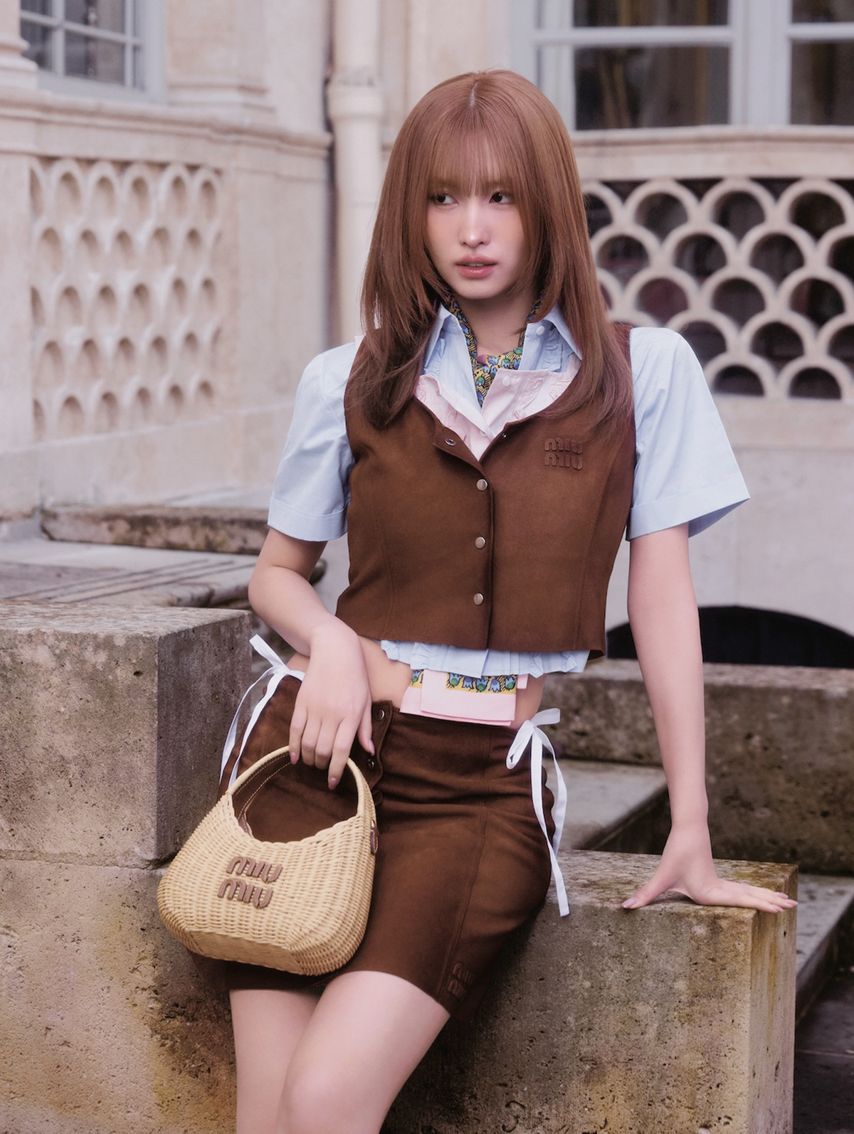 シャツ￥231,000　ベストシャツ￥170,500　ベスト￥539,000　スカート￥484,000　スカーフ￥100,100　バッグ￥341,000（すべて予定価格）／Miu Miu（ミュウミュウ クライアントサービス）