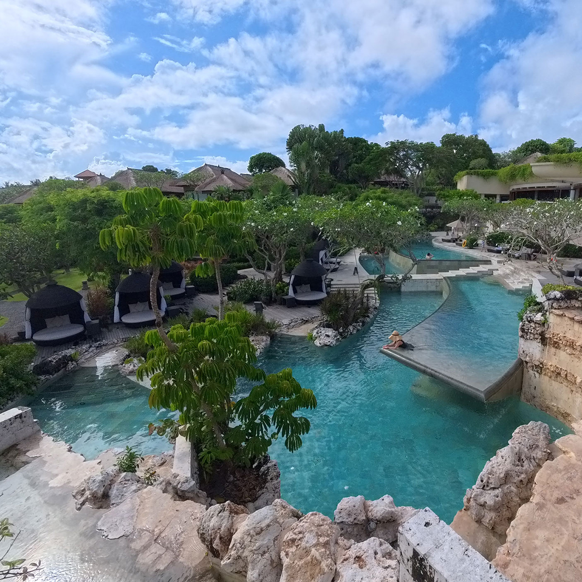 バリ島最大の絶景リゾートへ。「アヤナ」で森と海に抱かれるリトリート旅