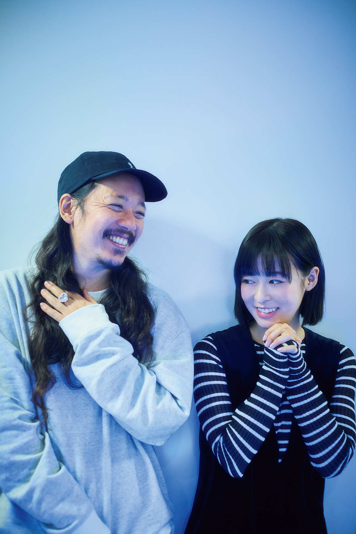 左：森七菜 ワンピース¥49,500／Caban（キャバン 丸の内店）トップ¥24,200／Des Prés（デ・プレ）