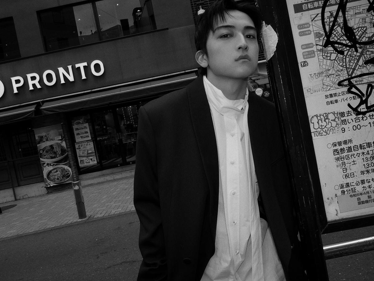 コート¥331,100 シャツ¥71,500　シューズ¥108,900／すべてKenzo（ケンゾー パリ ジャパン）　その他／スタイリスト私物