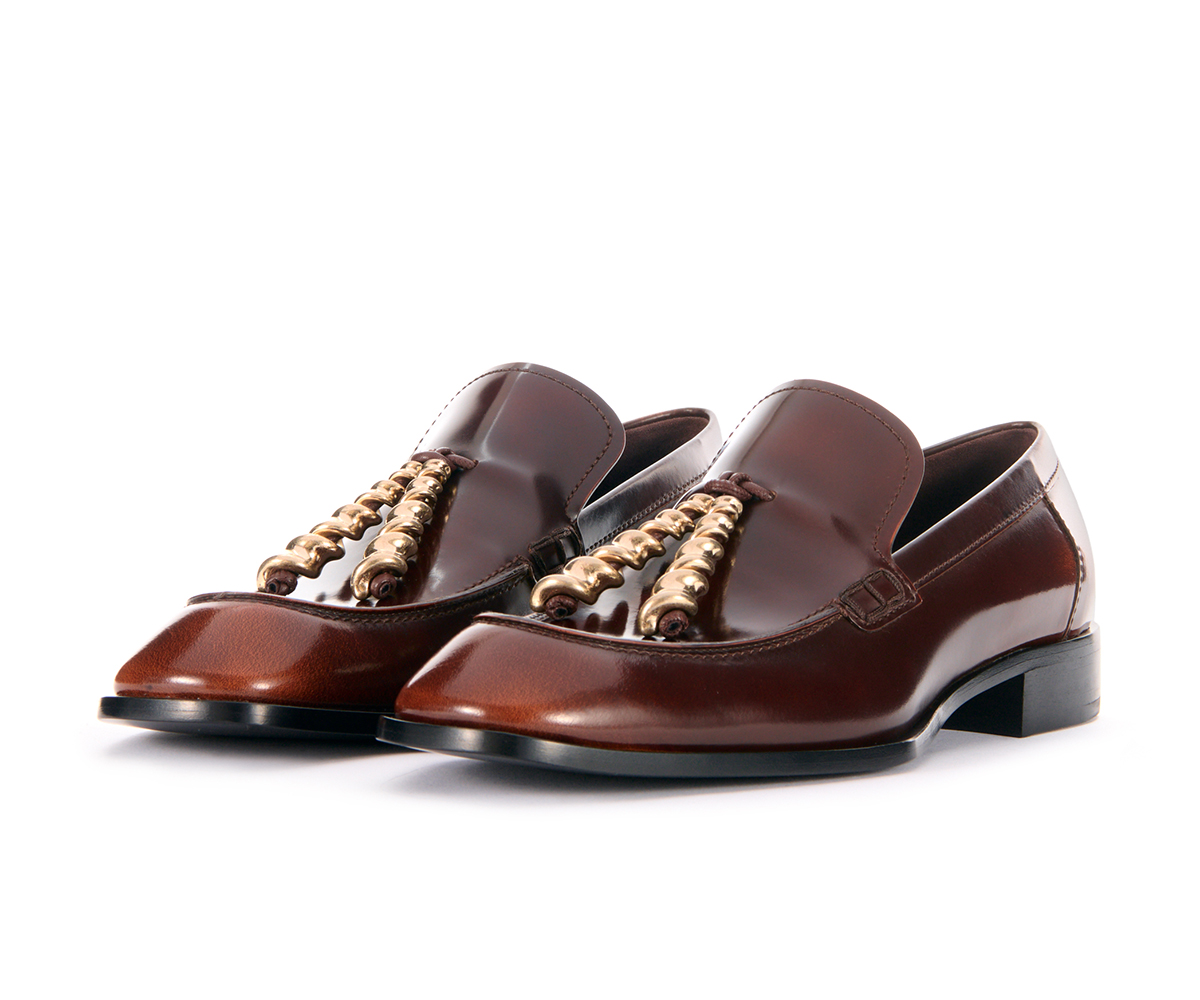 ローファー￥205,700／Loewe（ロエベ ジャパン クライアントサービス 03-6215-6116）