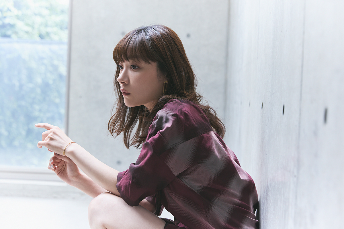 ブラウス¥133,000、パンツ¥81,000、シューズ ¥105,000／すべてLemaire（エドストローム オフィス）　バングル¥202,400、イヤリング¥189,200／ともにAhkah（アーカー ギンザ シックス店）