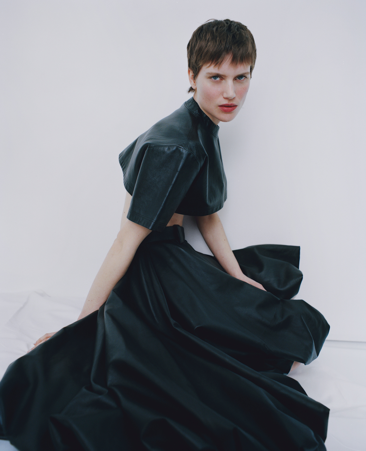 トップ￥396,000　パンツ￥632,500（ともに予定価格）／Balenciaga（バレンシアガ クライアントサービス）　