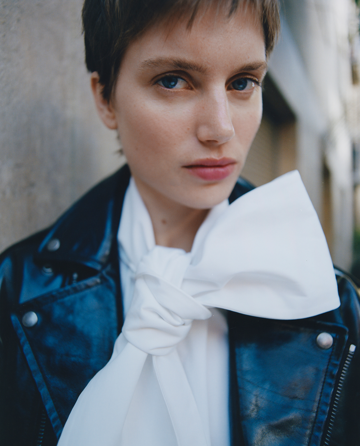 ジャケット￥1,463,000　シャツ￥332,200／ともにSaint Laurent by Anthony Vacarello（サンローラン クライアントサービス）