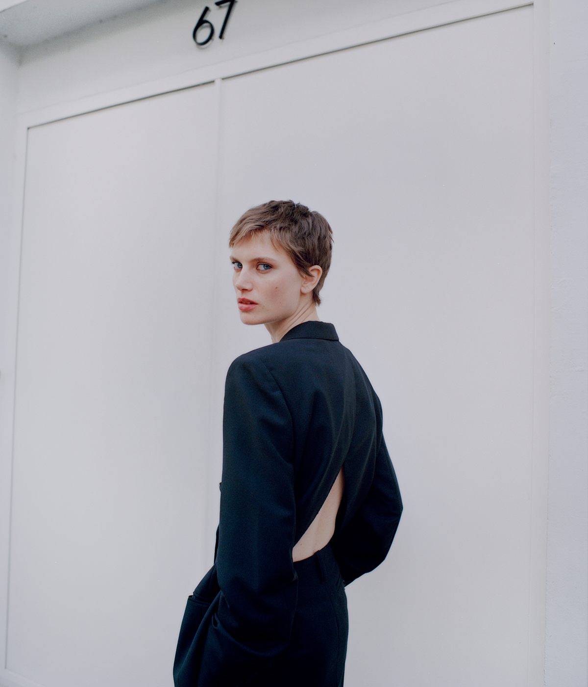 ジャケット￥660,000　スカート￥225,500／ともにGivenchy by Sarah Burton（ジバンシィ ジャパン）