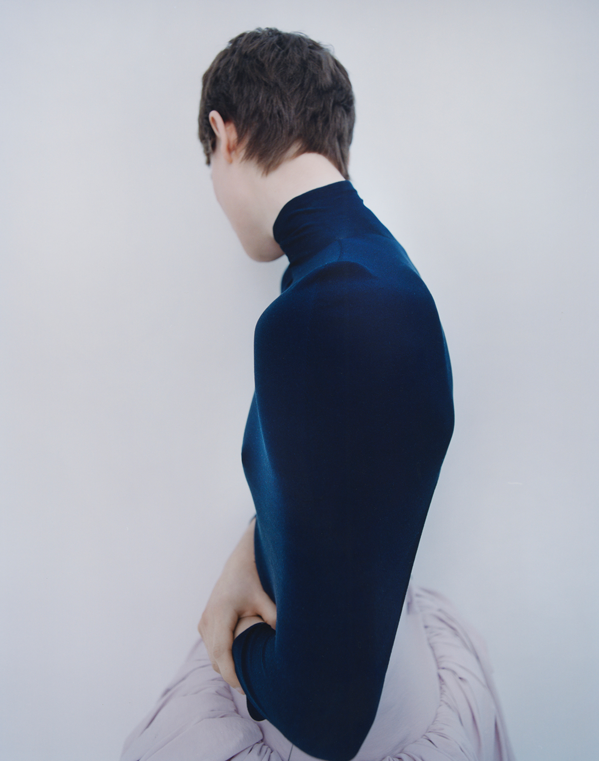 タートルトップ￥275,000　スカート￥687,500／ともにAlaïa（リシュモン ジャパン アライア）