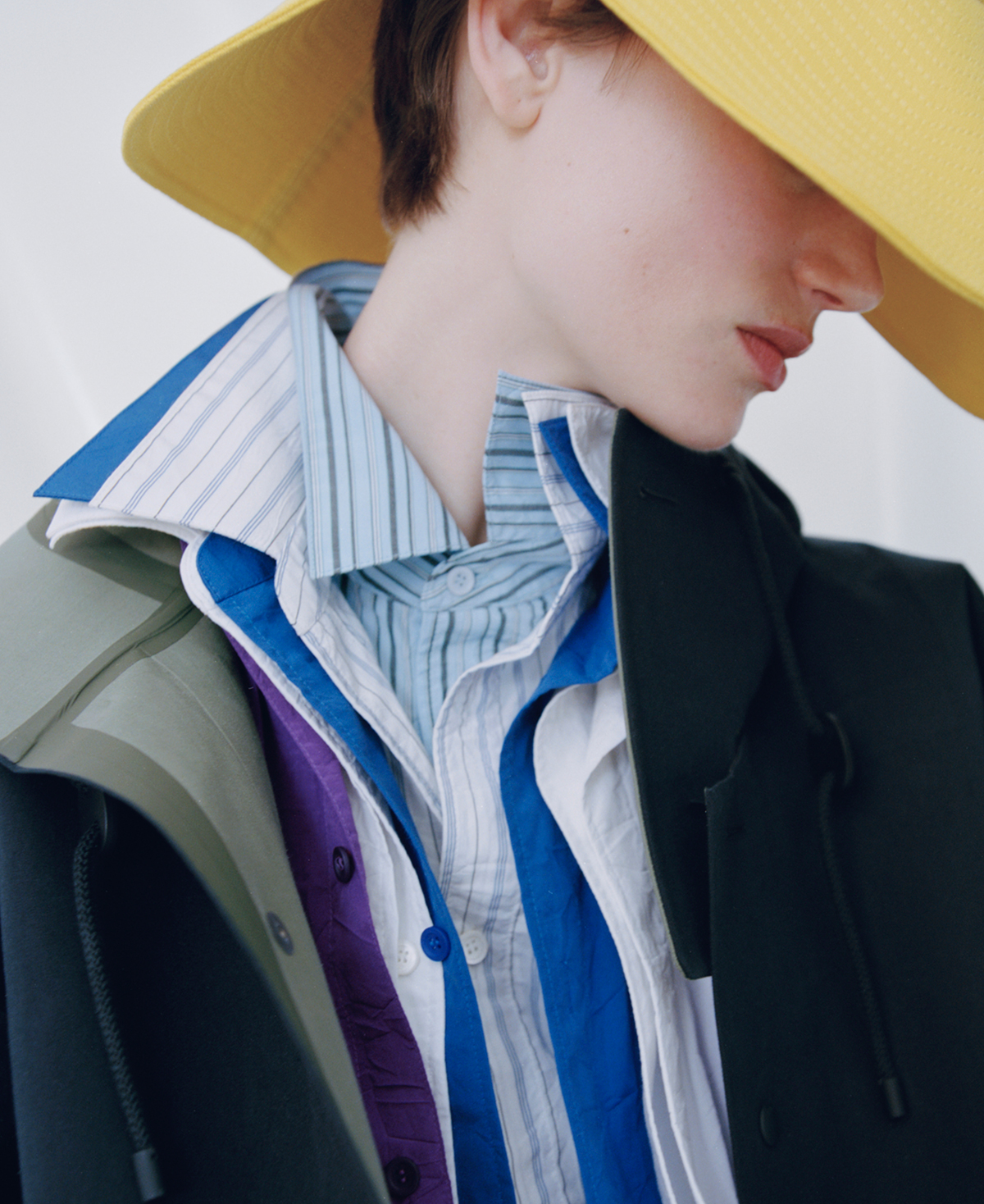 フーデッド パーカー　シャツ ともに参考商品　ドレス￥286,000　ハット（参考色）￥99,000／すべてLoewe（ロエベ ジャパン クライアントサービス）　