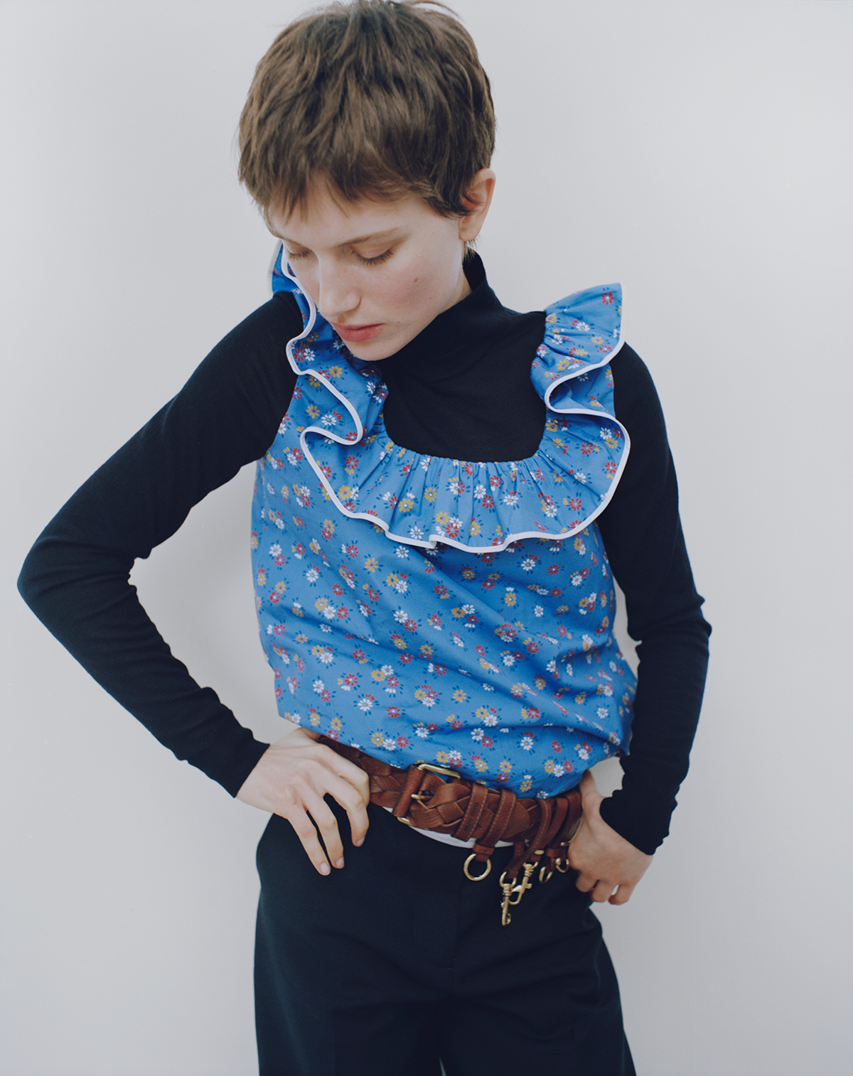 トップ￥561,000　パンツ￥352,000　ベルト￥149,600（すべて予定価格）／Miu Miu（ミュウミュウ クライアントサービス）