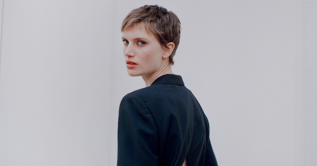 春の“リズム”を作る小技（レイヤードやクロップト丈）