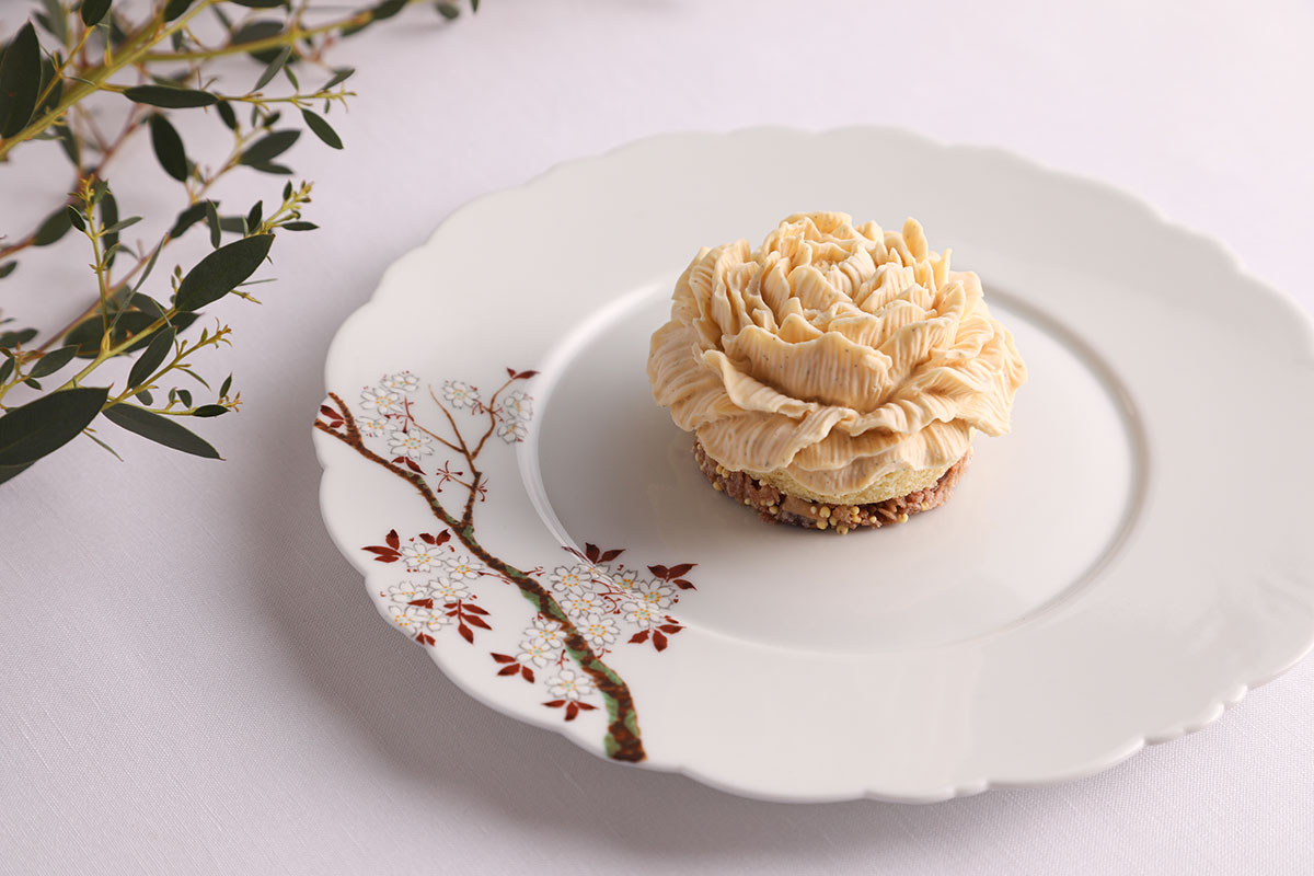 「ニナ コレクション」のメニューの一部、「マダガスカル産バニラとピーカンナッツのフラワーケーキ」