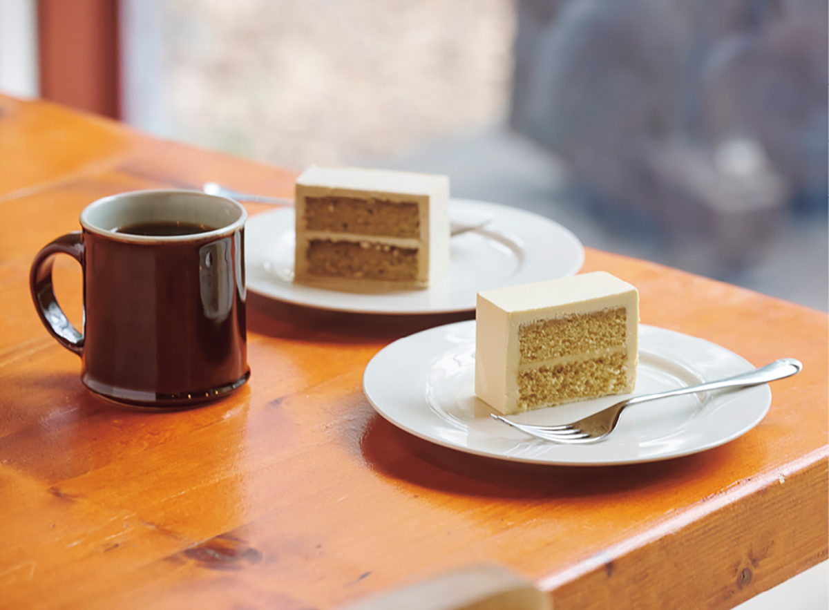 「サヴール洋菓子店」のケーキとコーヒーのセット「ガトー・ア・ラ・クレーム」¥1,500。※季節や仕入れ状況によりメニューが異なる。