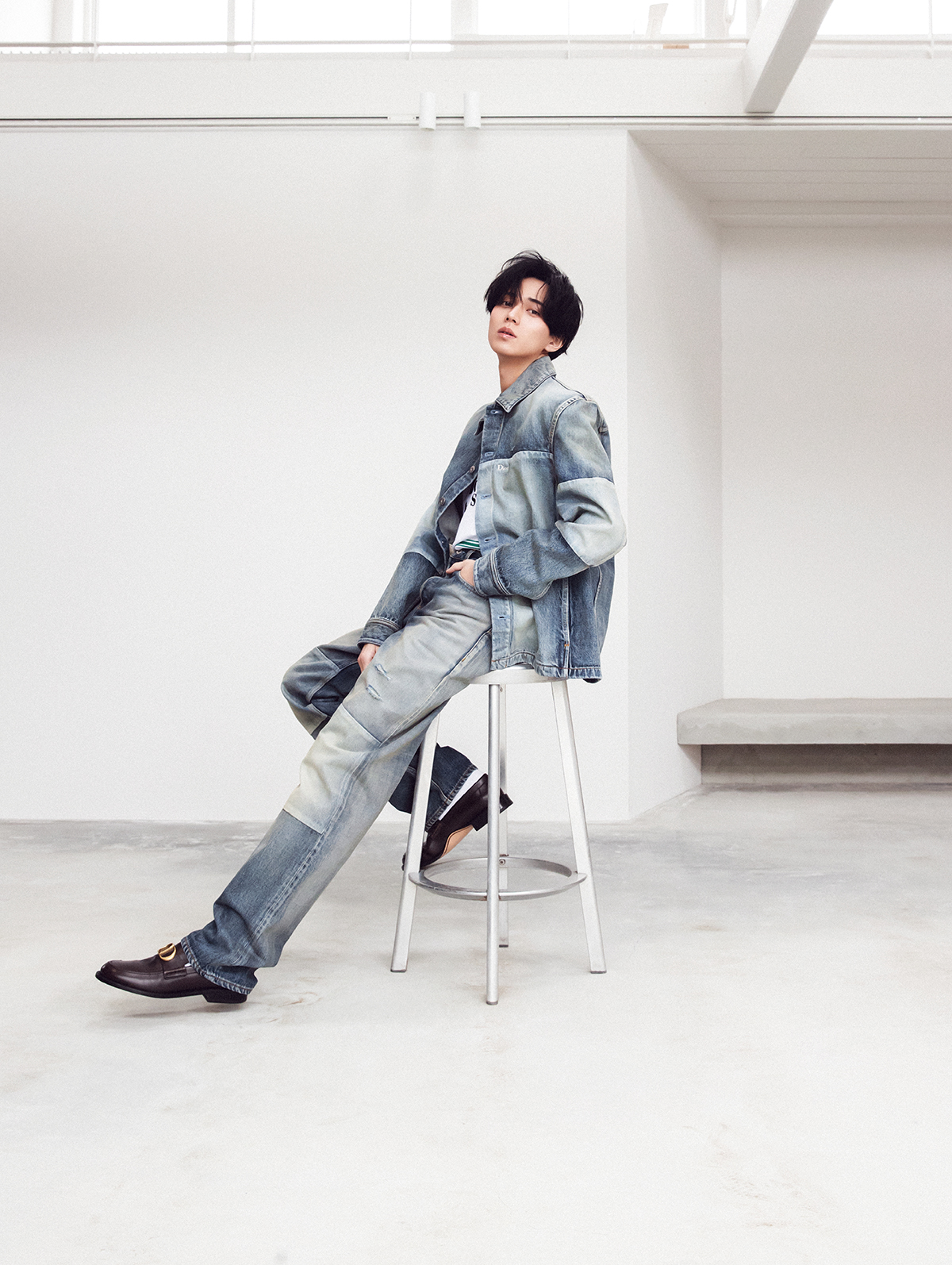 デニムジャケット ¥400,000 カットソー ¥170,000 パンツ¥280,000 ソックス¥32,000 シューズ ¥180,000/すべてDior(クリスチャン ディオール)