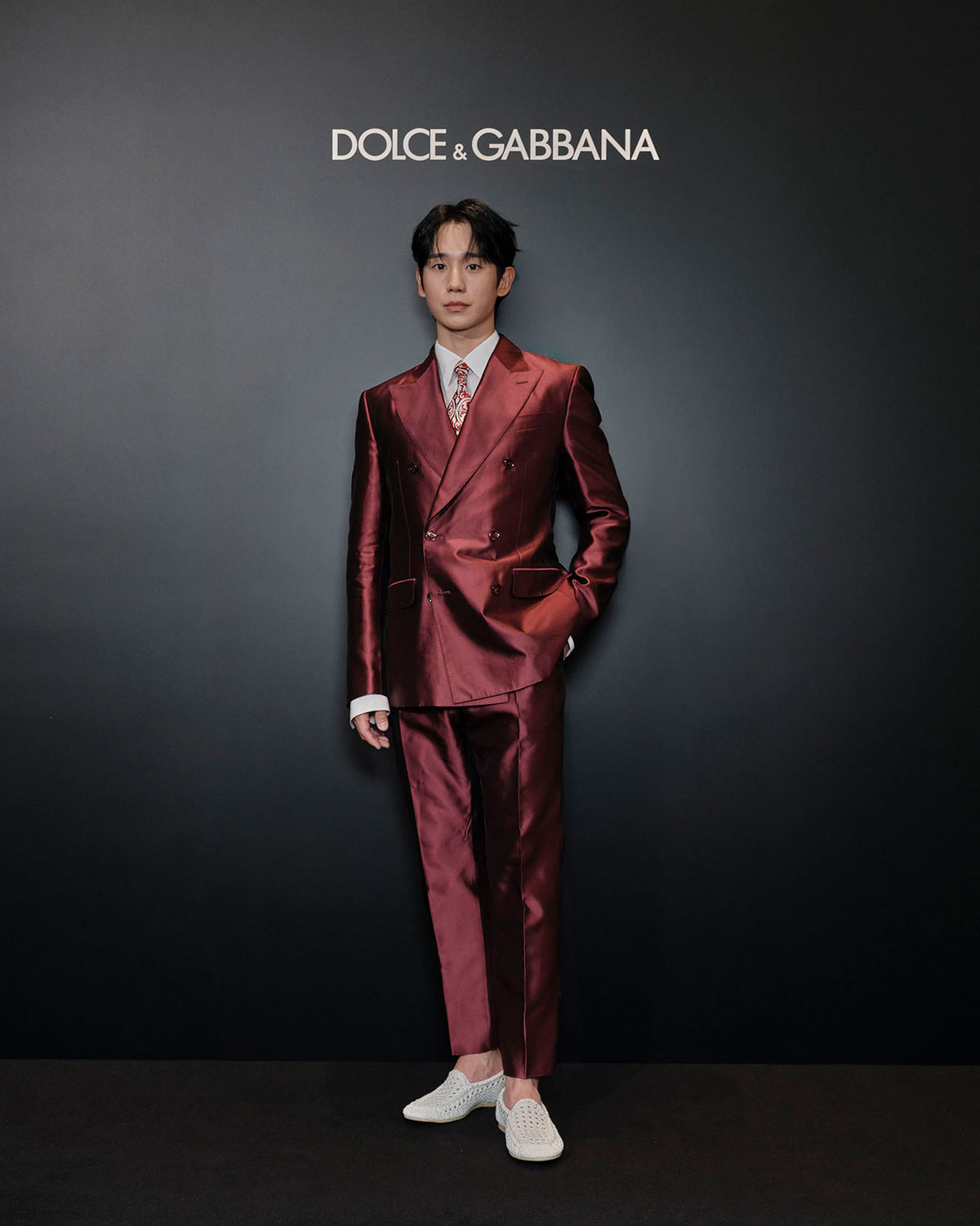 マヨリカ柄のネクタイをアクセントにしたスタイリングで。　©DOLCE&GABBANA