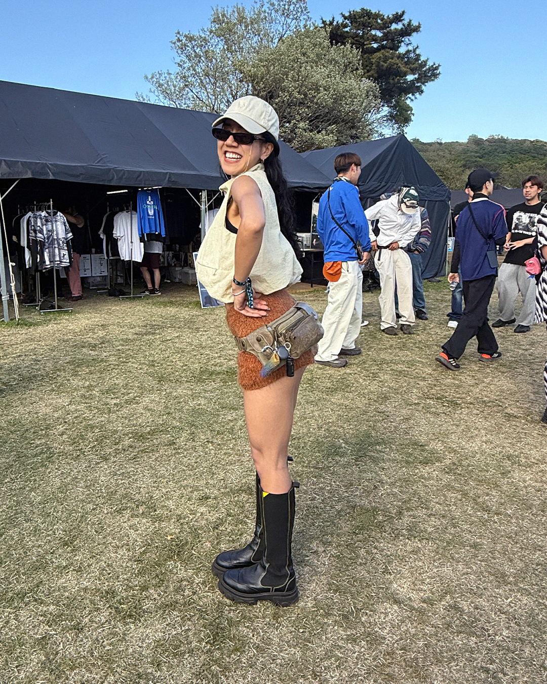 トップ　パンツ／ともにヨーロッパで購入したヴィンテージ　ブーツ／ガニー　ハット／リチャードソン　バッグ／ディーゼル　サングラス／サンローラン