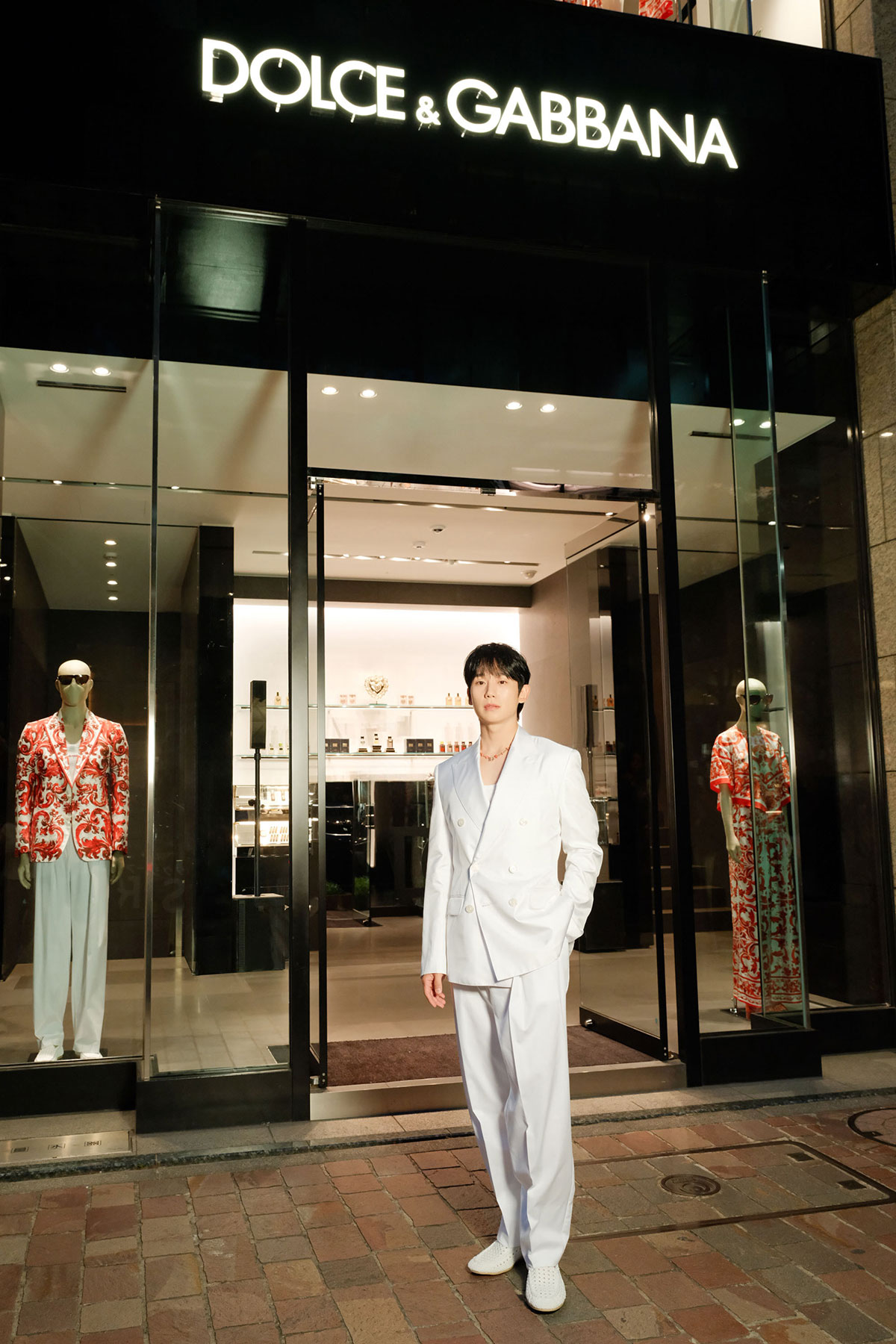 夜のカクテルにはクリーンなホワイトを纏って登場。　©DOLCE&GABBANA