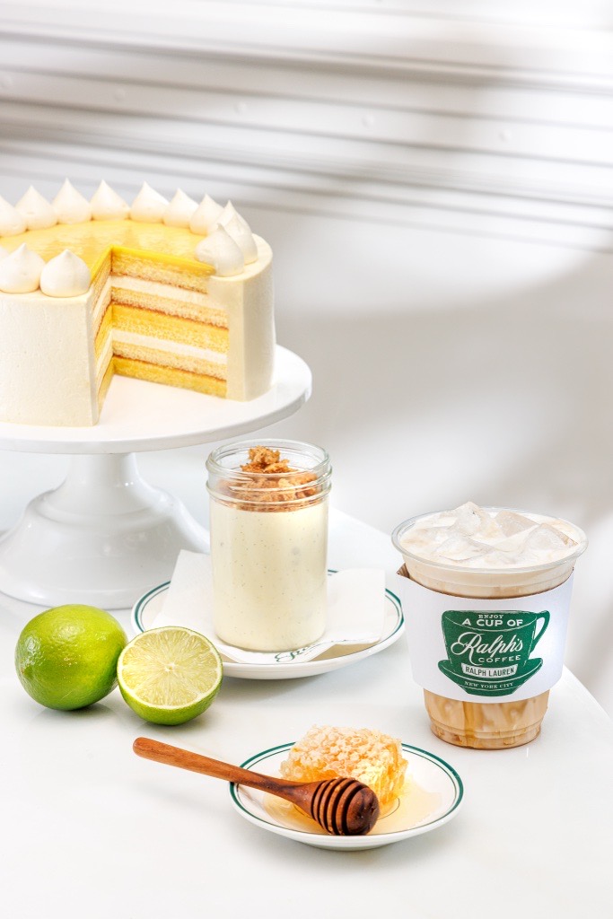 キーライム ハニーケーキ ￥1,485円（表参道店）￥1,375円（その他店舗）バナナプリン ジャー ￥990（表参道店）￥825（その他店舗）シーソルト ハニーラテ ウィズ クラウド ￥788（テイクアウト ）￥803（イートイン）