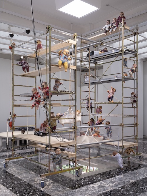 第61回ヴェネチア・ビエンナーレ国際美術展 日本館 荒川ナッシュ医「草の赤ちゃん、月の赤ちゃん」展示風景(2026年) 撮影:Uli Holz 提供:国際交流基金