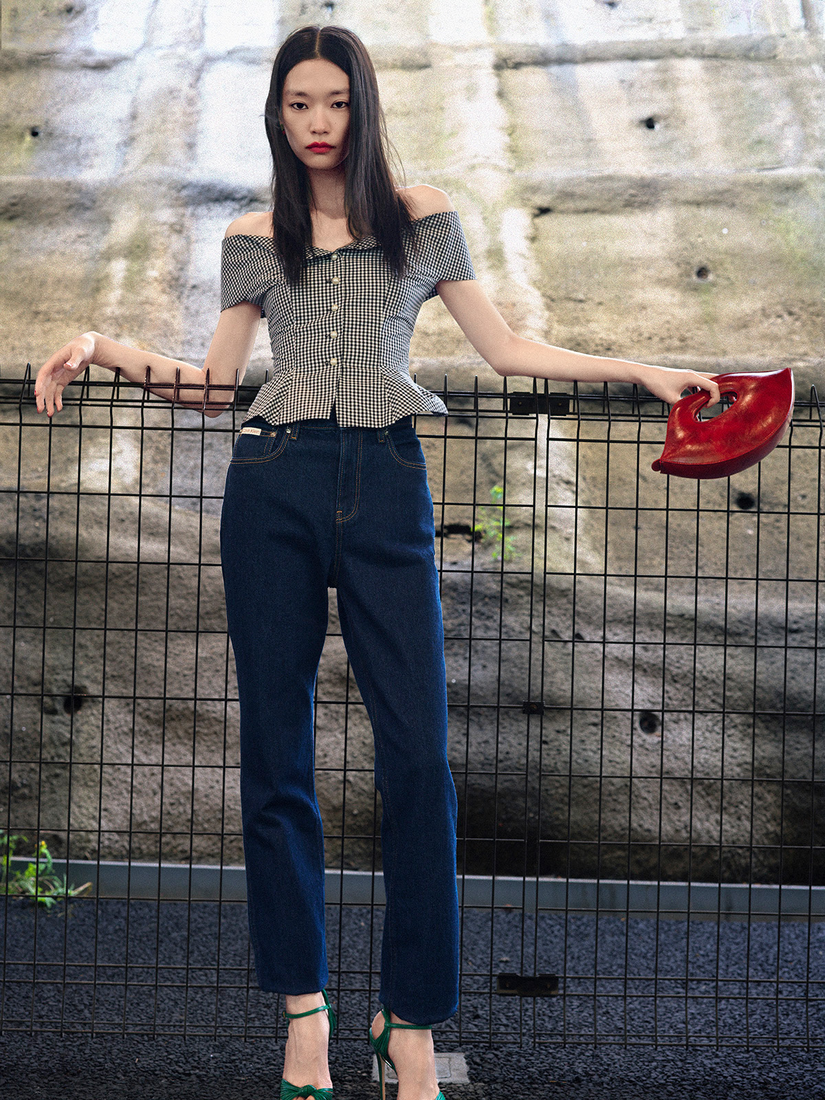ジーンズ￥27,500／Calvin Klein（カルバン・クライン カスタマーサービス 0120-657-889）トップ ¥36,900／Batsheva（ロンハーマン 0120-983-781）バッグ ￥13,900／Desigual（デシグアル銀座店 03-6264-5431）シューズ／スタイリスト私物
