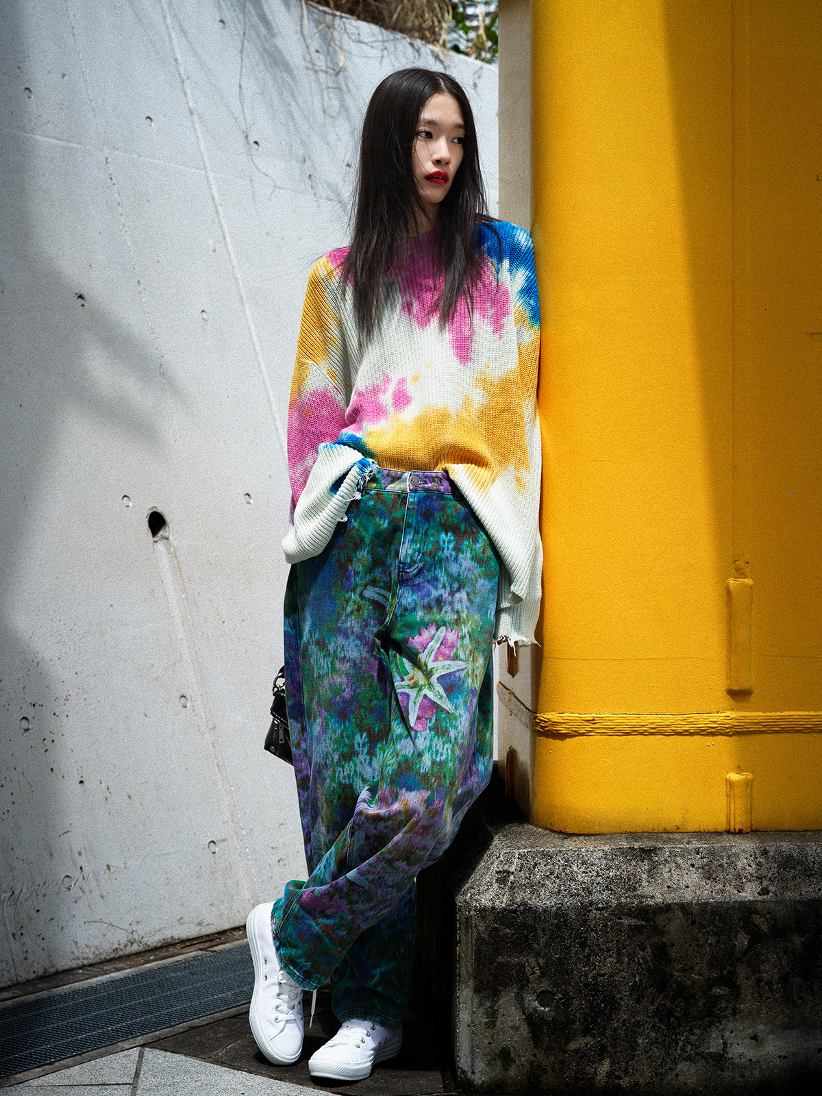 ジーンズ ￥26,900　ニット ¥21,900　バッグ ￥19,900／すべてDesigual（デシグアル銀座店 03-6264-5431）シューズ／スタイリスト私物