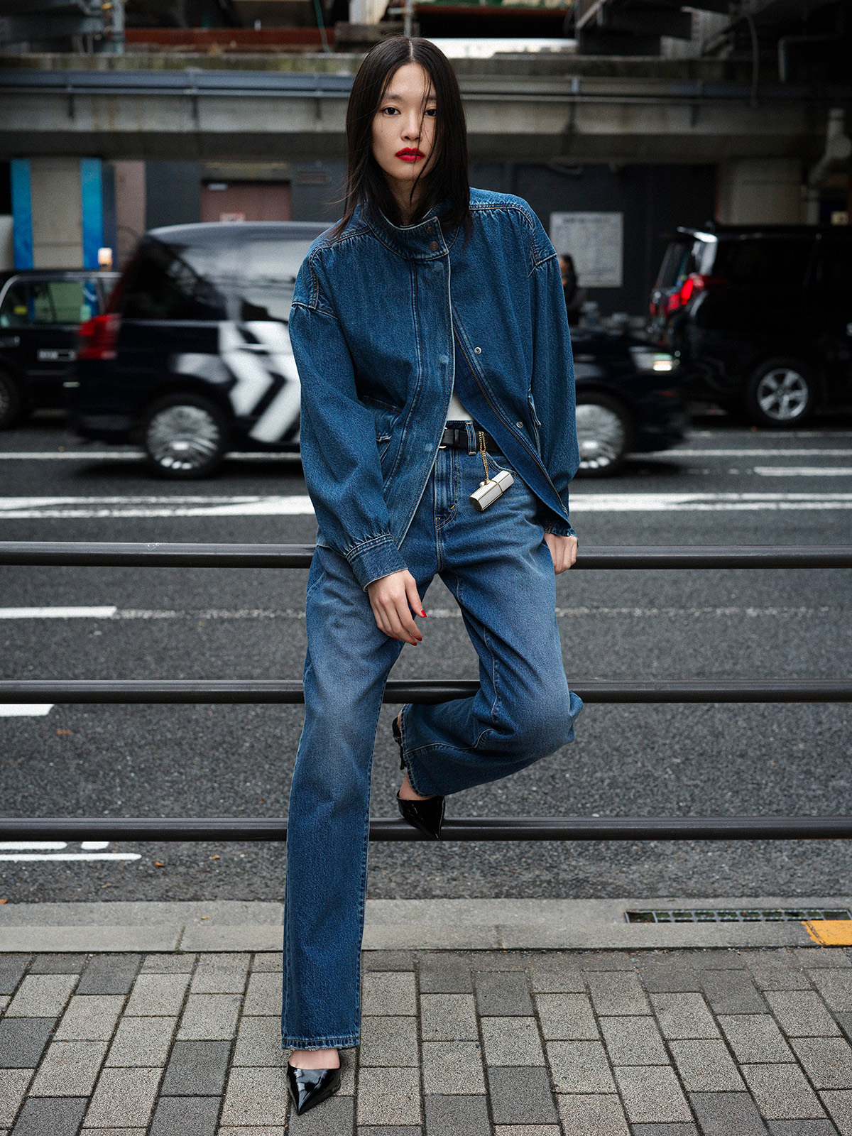 ジーンズ ￥15,400　ジャケット ¥17,600／ともにLevi’s®（リーバイス・ストラウス ジャパン株式会社 0120-099-501）腰につけたフレグランス　Tシャツ ベルト シューズ／すべてスタイリスト私物