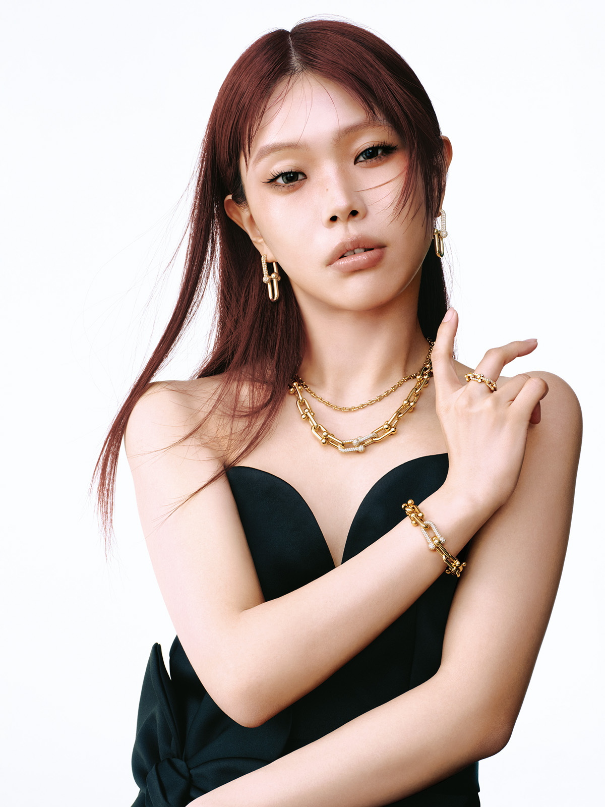ティファニー ハードウェア ラージリンク ピアス」(YG×DIA)¥3,300,000 ネックレス〈上〉「ティファニー ハードウェア マイクロ リンク ネックレス」(YG)¥1,683,000 〈下〉「ティファニー ハードウェア グラジュエイテッド リンク ネックレス」(YG×DIA)¥9,680,000 「ティファニー ハードウェア スモール リンク リング」(YG×DIA)¥2,530,000 「ティファニー ハードウェア ラージ リンク ブレスレット」(YG×DIA)¥5,280,000 ドレス¥110,000/Marc Jacobs(マーク ジェイコブス カスタマーセンター)