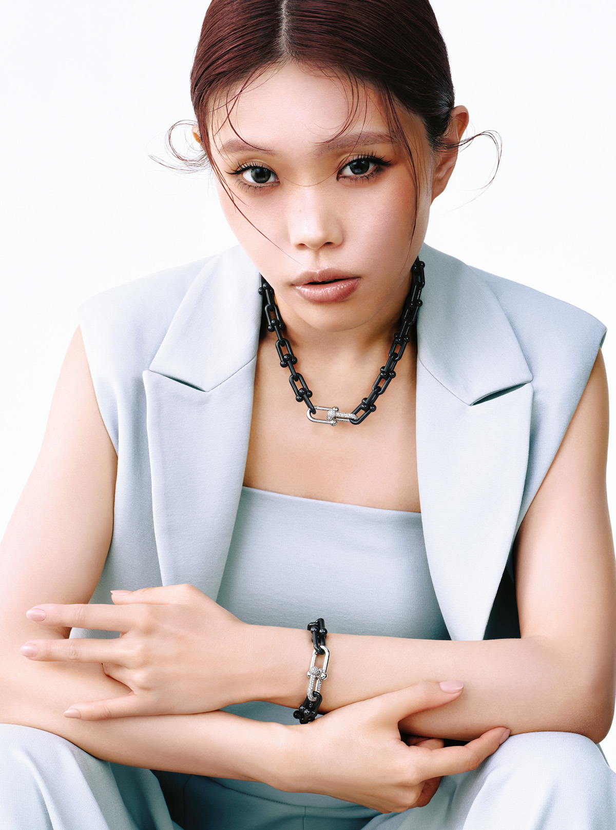 「ティファニー ハードウェア ラージ リンク ネックレス」(チタン×PT×DIA)¥3,960,000 「ティファニー ハードウェア ラージ リンク ブレスレット」(チタン×PT×DIA)¥2,860,000/ともにTiffany & Co.(ティファニー・アンド・カンパニー・ジャパン・インク) ベスト¥75,900 ベアオールインワン¥71,500/ともにLiviana Conti(イザ)