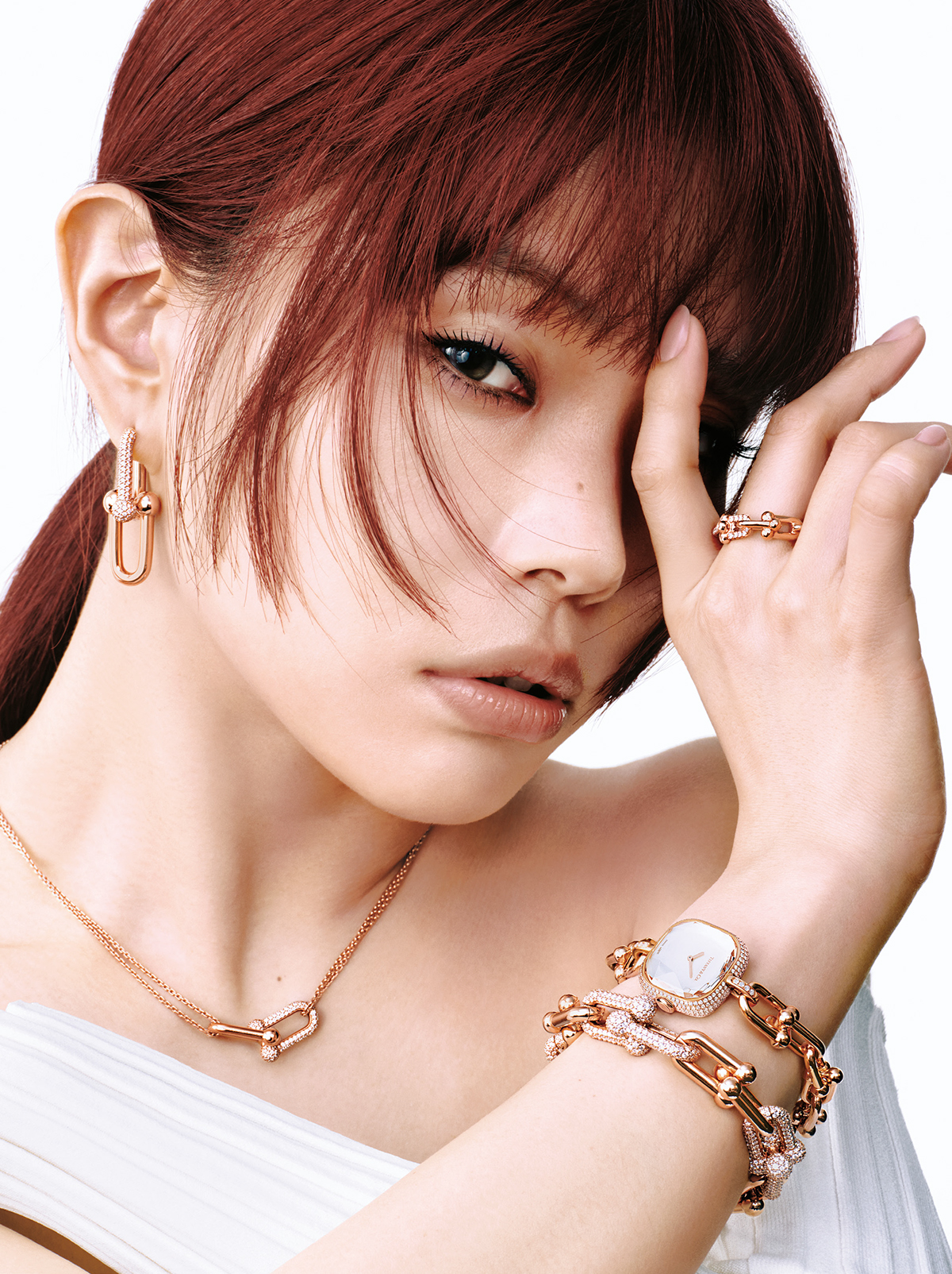 「ティファニー ハードウェア ラージ リンク ピアス」(RG×DIA)¥3,300,000 「ティファニー ハードウェア ラージ ダブル リンク ペンダント」(RG×DIA)¥2,420,000 「ティファニー ハードウェア スモール リンク リング」(RG×DIA)¥1,144,000 「ティファニー ハードウェア ウォッチ」(RG×DIA×ホワイト マザー オブ パール)¥5,335,000 「ティファニー ハードウェア ラージ リンク ブレスレット」(RG×DIA)¥15,455,000/すべてTiffany & Co.(ティファニー・アンド・カンパニー・ジャパン・インク) ドレス¥118,800/Liviana Conti(イザ)