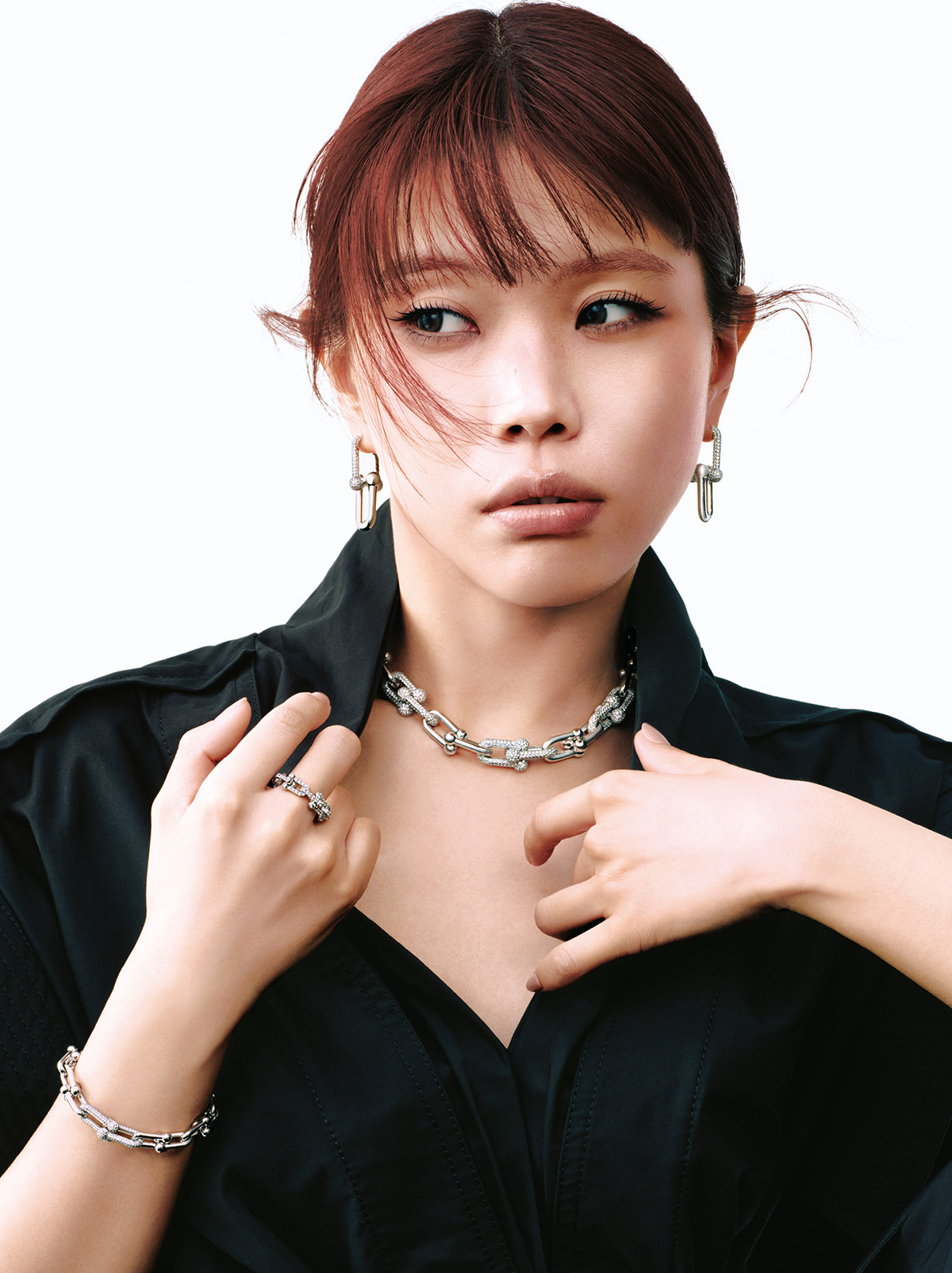 「ティファニー ハードウェア ラージ リンク ピアス」(WG×DIA)¥3,520,000 「ティファニー ハードウェア グラジュエイテッド リンク ネックレス」(WG×DIA)¥15,455,000 「ティファニー ハードウェア スモール リンク リング」(WG×DIA)¥2,585,000 「ティファニー ハードウェア ミディアム リンク ブレスレット」(WG×DIA)¥4,565,000/すべてTiffany & Co.(ティファニー・アンド・カンパニー・ジャパン・インク) ドレス¥528,000/Lanvin(コロネット)