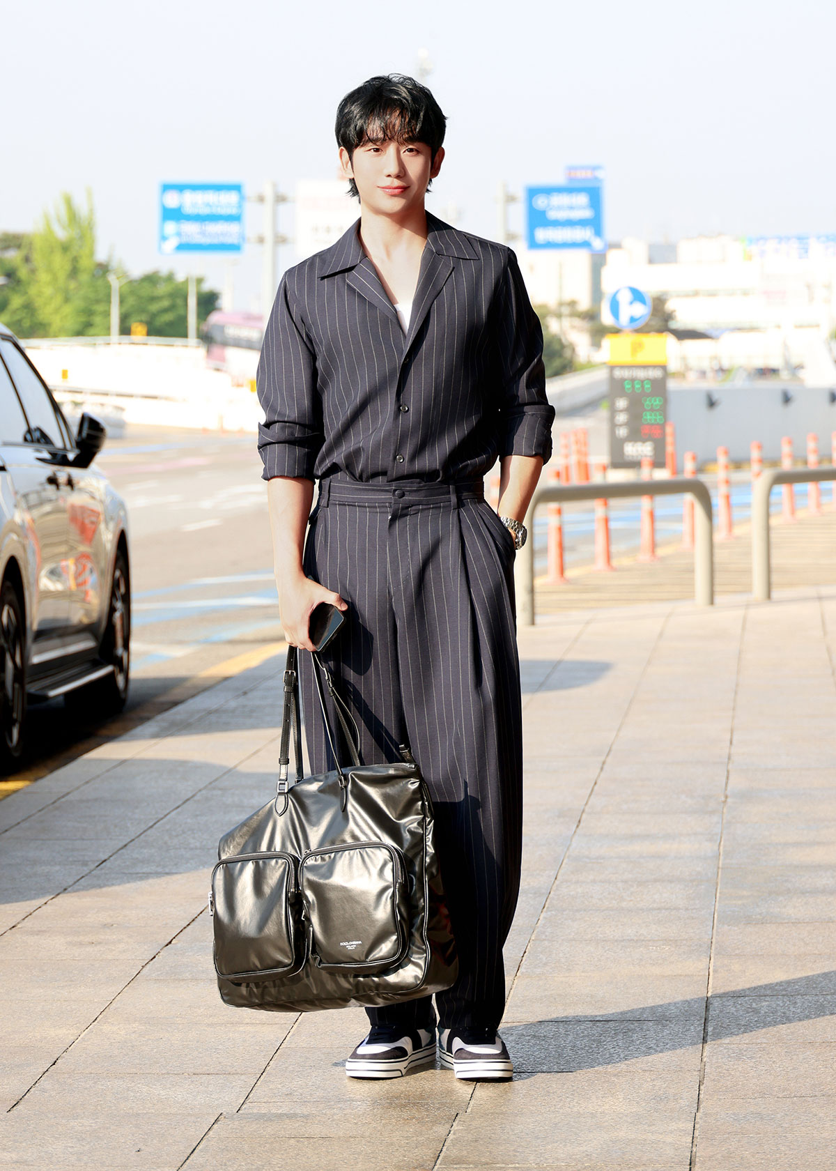 今回の来日時のエアポートスタイルは、ピンストライプのセットアップがお似合い。　©DOLCE&GABBANA