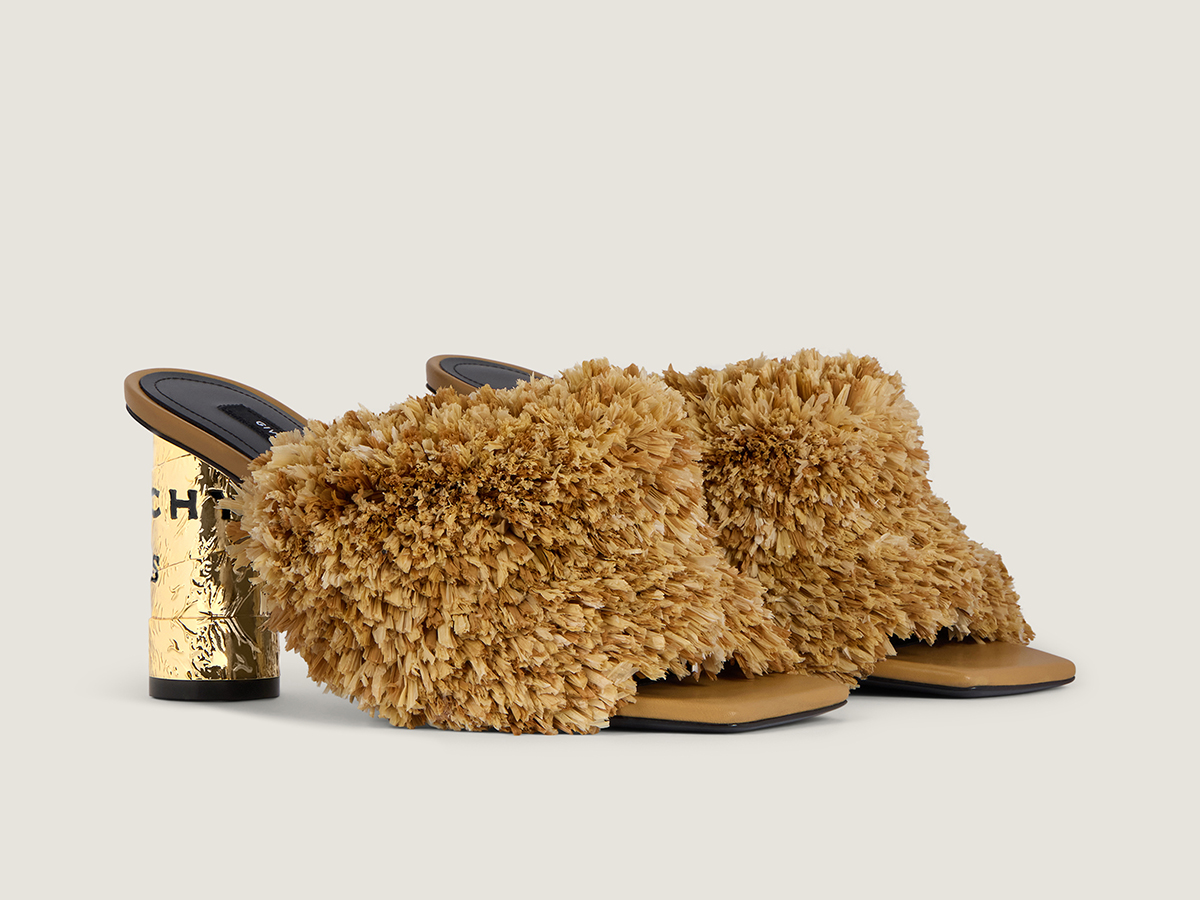 ヒール8.4cm ¥198,000/Givenchy by Sarah Burton(ジバンシィ ジャパン 0120-218-025)