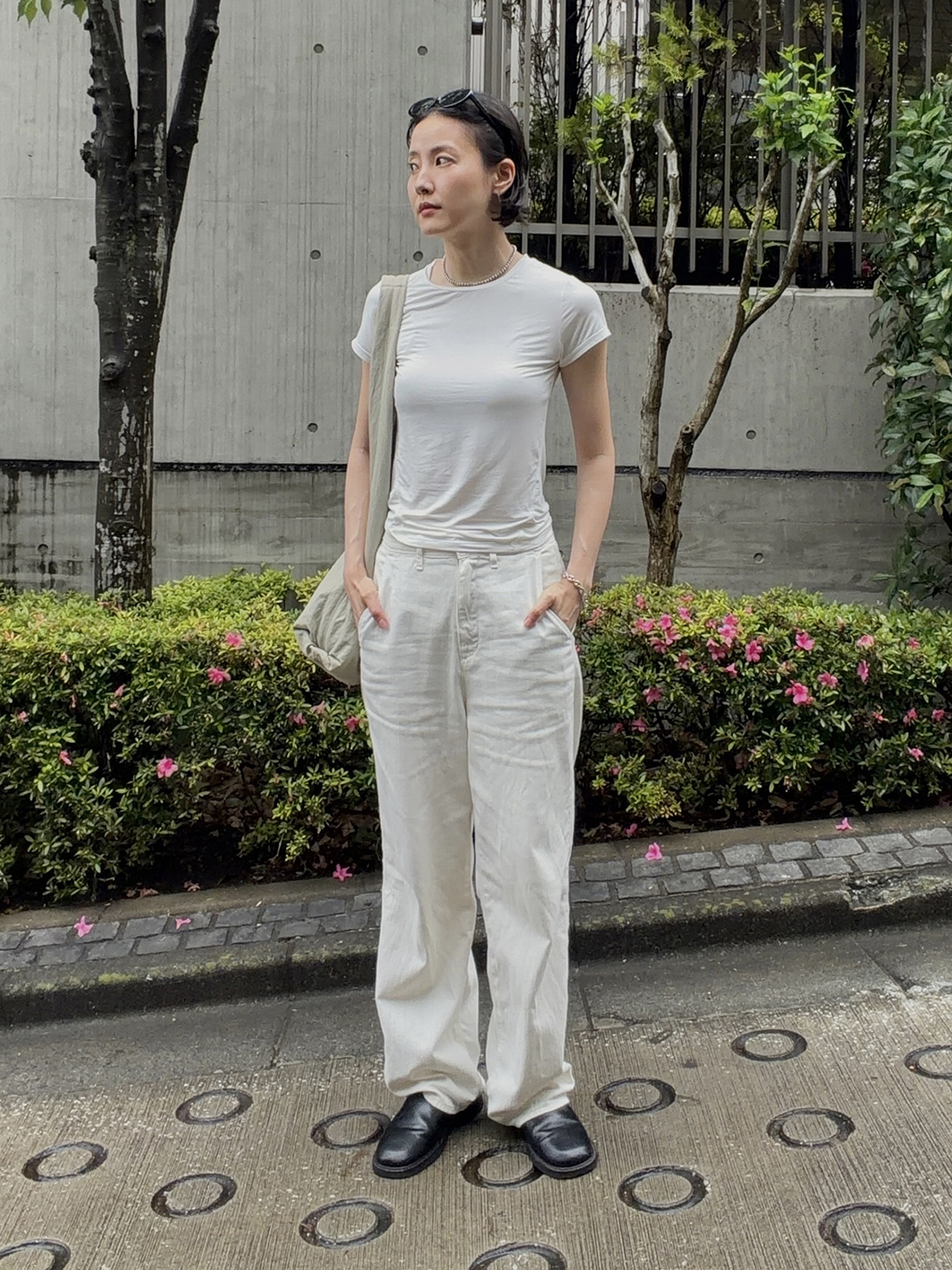 Tシャツ／スタジオドー　バッグ／ブロッサム エイチ カンパニー　シューズ／グリーズ　サングラス／H&M