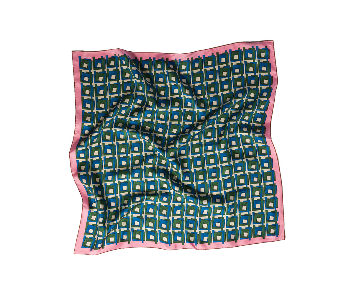 スカーフ（W90×H90cm）￥92,400（予定価格）／Miu Miu（ミュウミュウ クライアントサービス 0120-451-993）