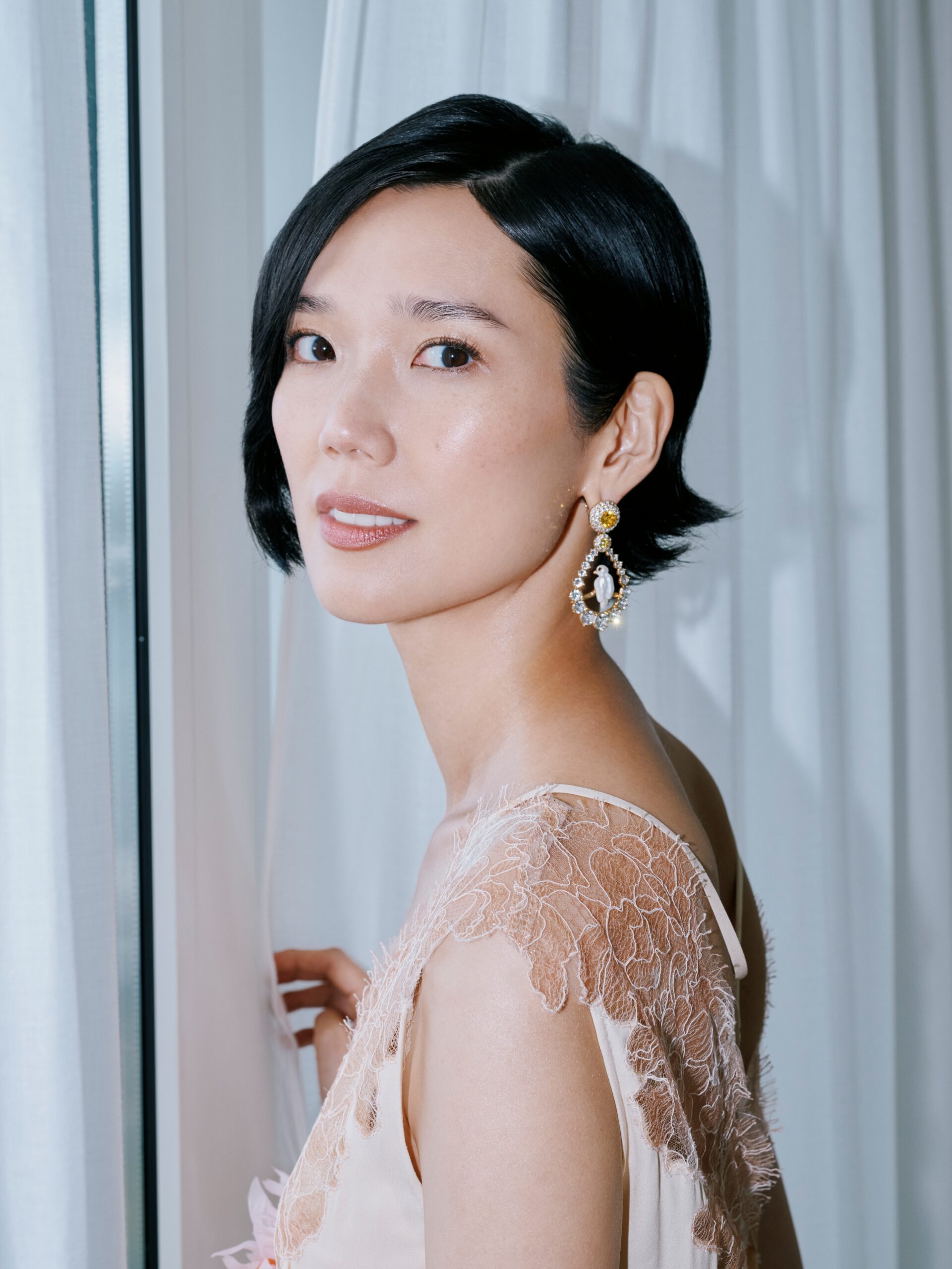 使用アイテムは、ボーム エサンシエル スカルプティング、ジュ コントゥラスト アンタンス ベージュ エクラタン、レ キャトル オンブル 226、ルージュ ココ 124
Makeup by Megumi Itano